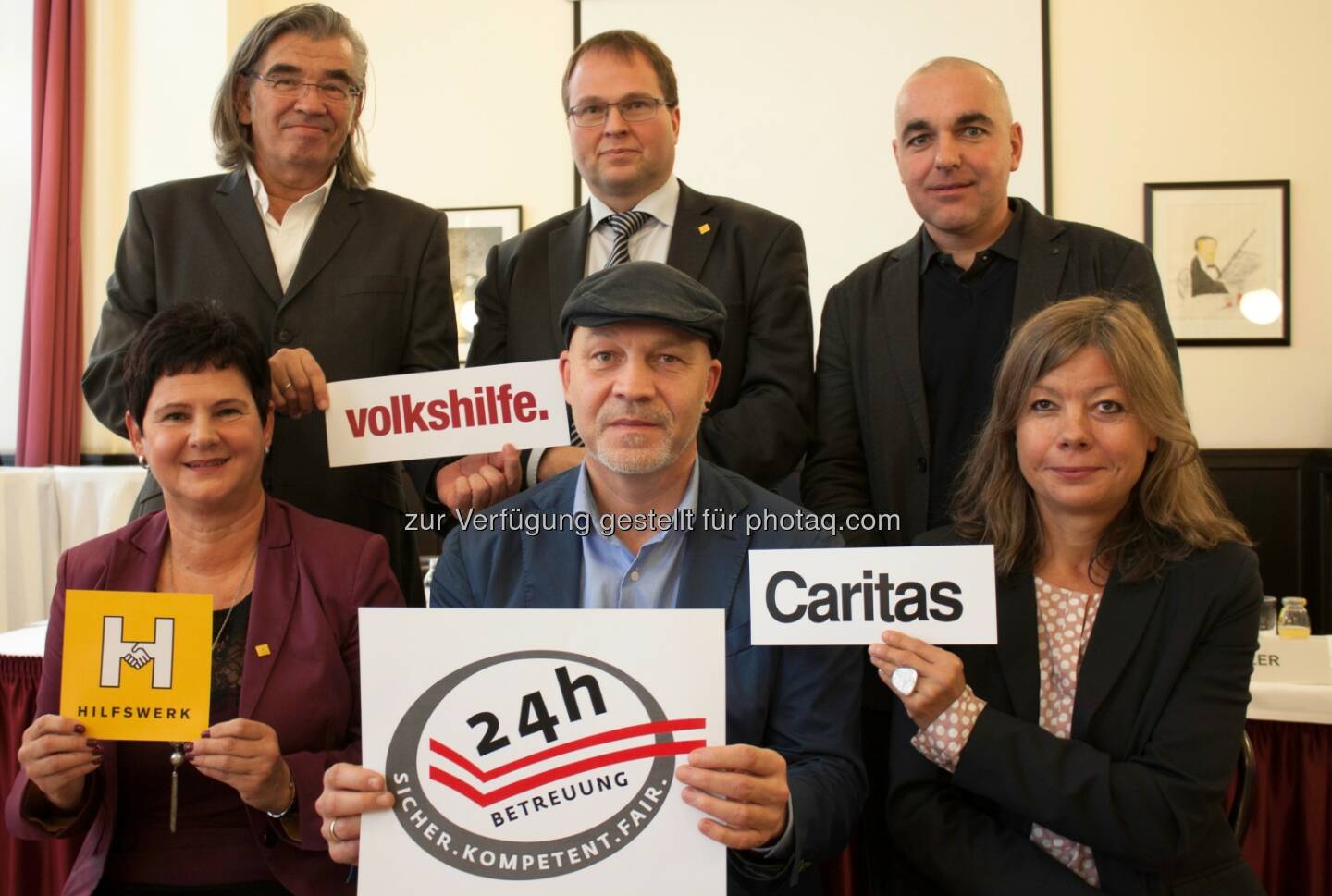 Karin Fürst (GF Hilfswerk Personaldienstleistungs-GmbH), Rainer Zeithammel (GF 24h Personenbetreuung GmbH - Volkshilfe Österreich), Erich Fenninger (GF Volkshilfe Österreich), Walter Marschitz (GF Hilfswerk Österreich), Bernd Wachter (Generalsekretär Caritas Österreich), Irene Pichler (GF Verein „Caritas Rundum Zuhause betreut“) : 24-Stunden-Betreuung: Qualität wird sichtbar : Caritas, Hilfswerk und Volkshilfe präsentieren gemeinsamen Standard mit Label: Sicher –Kompetent - Fair : Fotocredit: Hilfswerk/Gunzer