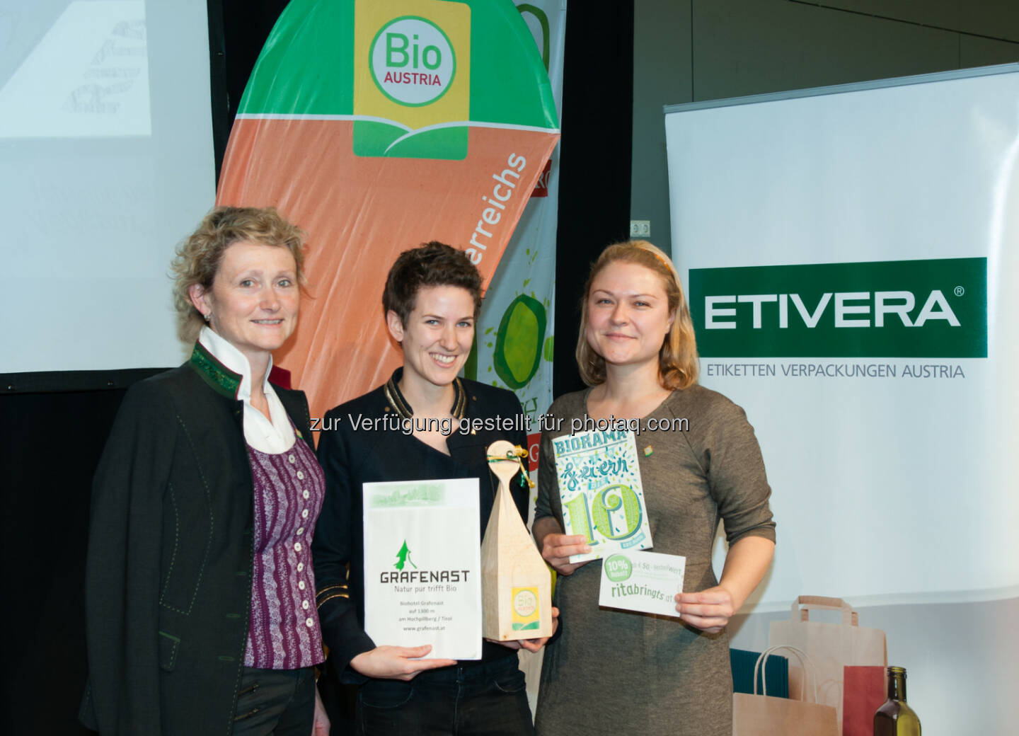 Gertraud Grabmann (Bio Austria Obfrau), Rita Huber (GF von Rita bringt's), Verena Auberger (Marketing und Vertrieb Bio Austria Nö, Wien) : Beste Bio-Gastronomiebetriebe Österreichs gekürt : Schützenwirt aus St. Jakob und Rita bringt’s aus Wien holen sich erste Bio-Gastro-Trophy von Bio Austria - Preisübergabe im Rahmen der Messe Bio Österreich : Fotocredit: Messe Wieselburg/Roschmann