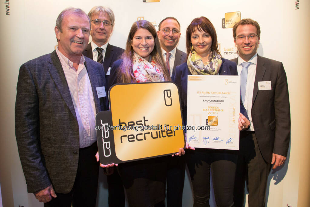 Kurt Babirath (People & Culture Director ISS Österreich), Wolfgang Elšik (Vorstand Instituts für Personalmanagement WU Wien), Tanja Trebos (Assistentin People & Culture ISS Österreich), Markus Gruber (Best Recruiters Studieninitiator), Manuela Wlcek (Senior Specialist Personalentwicklung ISS Österreich), Johannes Kopf (Vorstand AMS Österreich) : ISS holt wieder Gold als Best Recruiter - ISS Facility Services ist wieder Branchensieger in der Kategorie Dienstleistungen : Fotocredit: Gpk Event und Kommunikationsmanagement/Juhasz, © Aussendung (18.11.2015)
