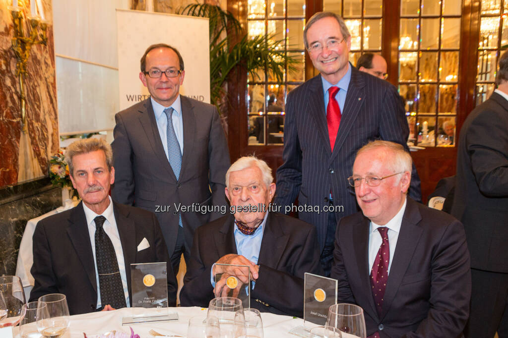 Franz Fiedler, Peter Haubner (Wirtschaftsbund-Generalsekretär), Herbert Krejci, Christoph Leitl (Wirtschaftsbund-Präsident), Josef Urschitz : Christoph Leitl verleiht Julius Raab Ehrenmedaille an 3 außergewöhnliche Persönlichkeiten : Fiedler, Krejci und Urschitz erhalten höchste Auszeichnung des Österreichischen Wirtschaftsbundes : Fotocredit: © www.fotoweinwurm.at, © Aussendung (19.11.2015)