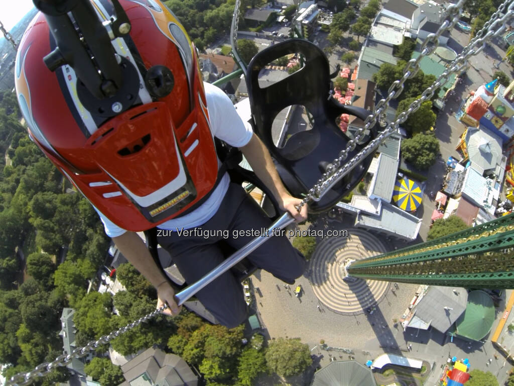 Praterturm 117m Höhe, Helmfoto von oben : Erstes interaktives 360 Grad Video aus 117m Höhe vom welthöchsten Kettenkarussell im Wiener Prater : Aus schwindelerregender Höhe über Wien blicken. Interaktiv mit dem Mobiltelefon in alle Richtungen schwenken. Das Handy wird zur VR Brille dank YouTube 360 Video Technologie : Fotocredit: 360-grad-video.com/Dimas, © Aussendung (20.11.2015) 