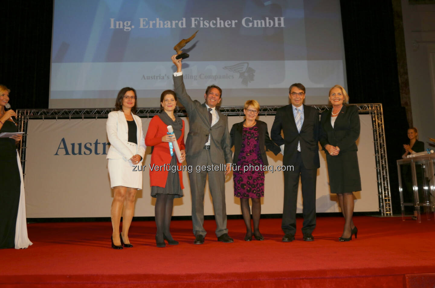 Österreichs bester Kleinbetrieb (v.li.): WirtschaftsBlatt-Chefredakteurin Esther Mitterstieler, die Ing. Erhard Fischer-Chefs Martina Fischer, Walter Wagner, Elfie und Erhard Fischer sowie WKÖ·-Generalsekretärin Anna-Maria Hochhauser