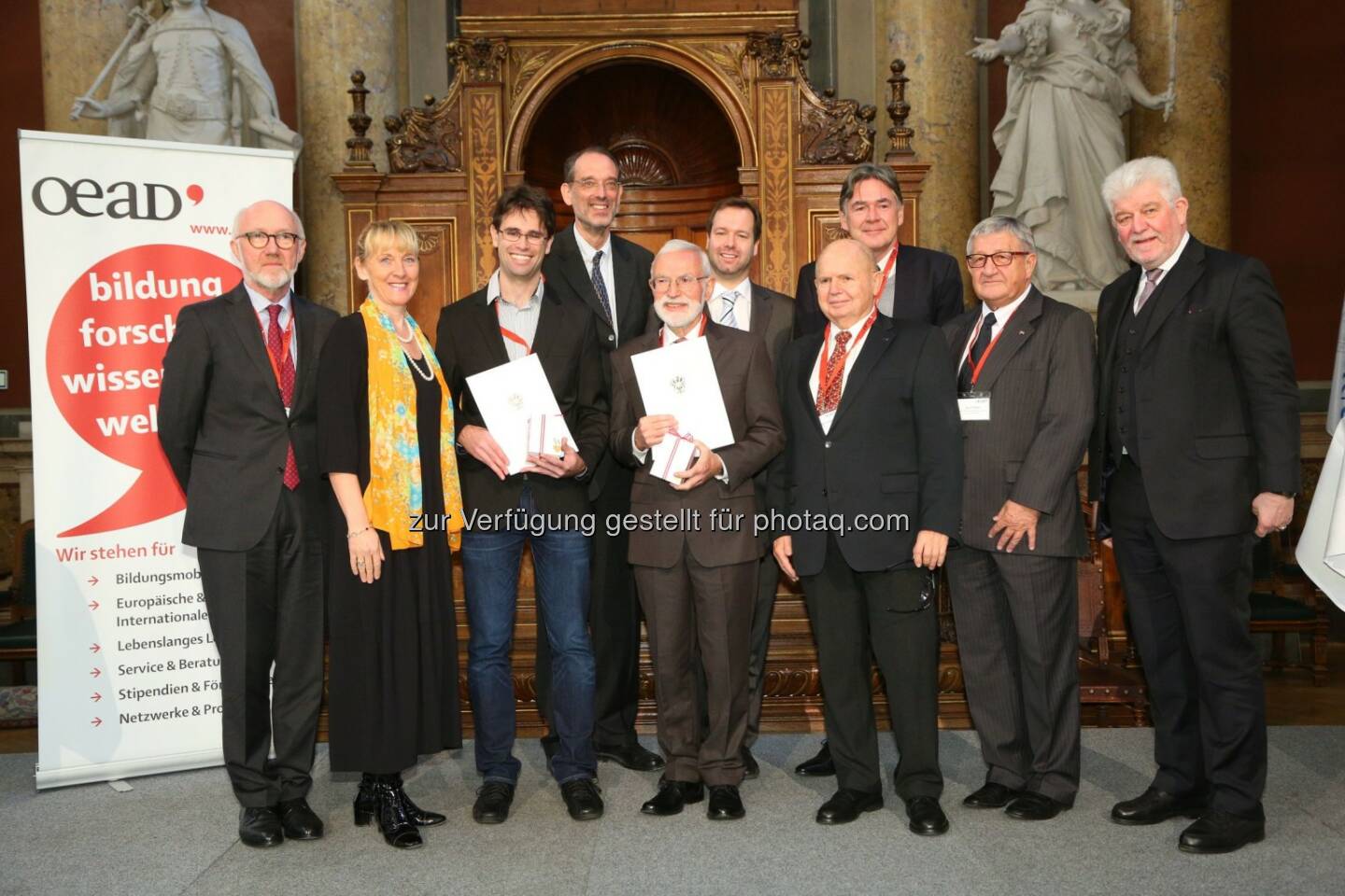 Anton Mair (bmeia), Barbara Weitgruber (bmwfw), Robert Hafner (Uni Innsbruck), Heinz Faßmann (Uni Wien), Georg Grünberg (Uni Wien), Stefan Zotti (OeAD-GmbH), Gerhard Glatzel (Kommission Interdisziplinäre Ökologische Studien, ÖAW), Andreas Obrecht (OeAD-GmbH), Erich Thöni (Vors. des Kuratoriums Kommission Entwicklungsforschung), Hubert Dürrstein (GF OeAD-GmbH) : BM Reinhold Mitterlehner : „Österreichs Forscher leisten wertvollen Beitrag zur Entwicklungszusammenarbeit“ : Bmwfw und OeAD verleihen Preise für Entwicklungsforschung an Georg Grünberg und Robert Hafner : Fotocredit: OeAD-GmbH/APA-Fotoservice/Schedl