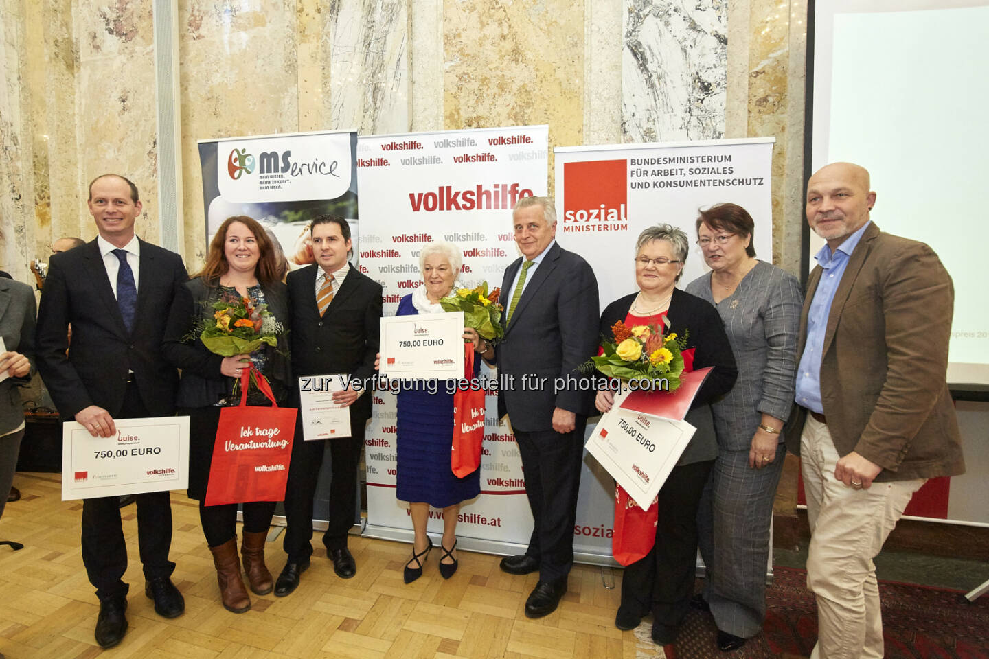 Christian Thonke (Novartis Pharmaceuticals), Sophie und Klaus Gölles (Preisträger), Christine Zoidl (Preisträgerin), Rudolf Hundstorfer (Sozialminister), Heidi Handler (Preisträgerin), Barbara Gross (Volkshilfe Präsidentin), Erich Fenninger (Direktor Volkshilfe) : Auszeichnung: Volkshilfe hat „Luise“ in vier Kategorien verliehen : Der Österreichische Pflege- und Betreuungspreis wurde den PreisträgerInnen im Sozialministerium überreicht : Fotocredit: Volkshilfe Österreich/Ranz