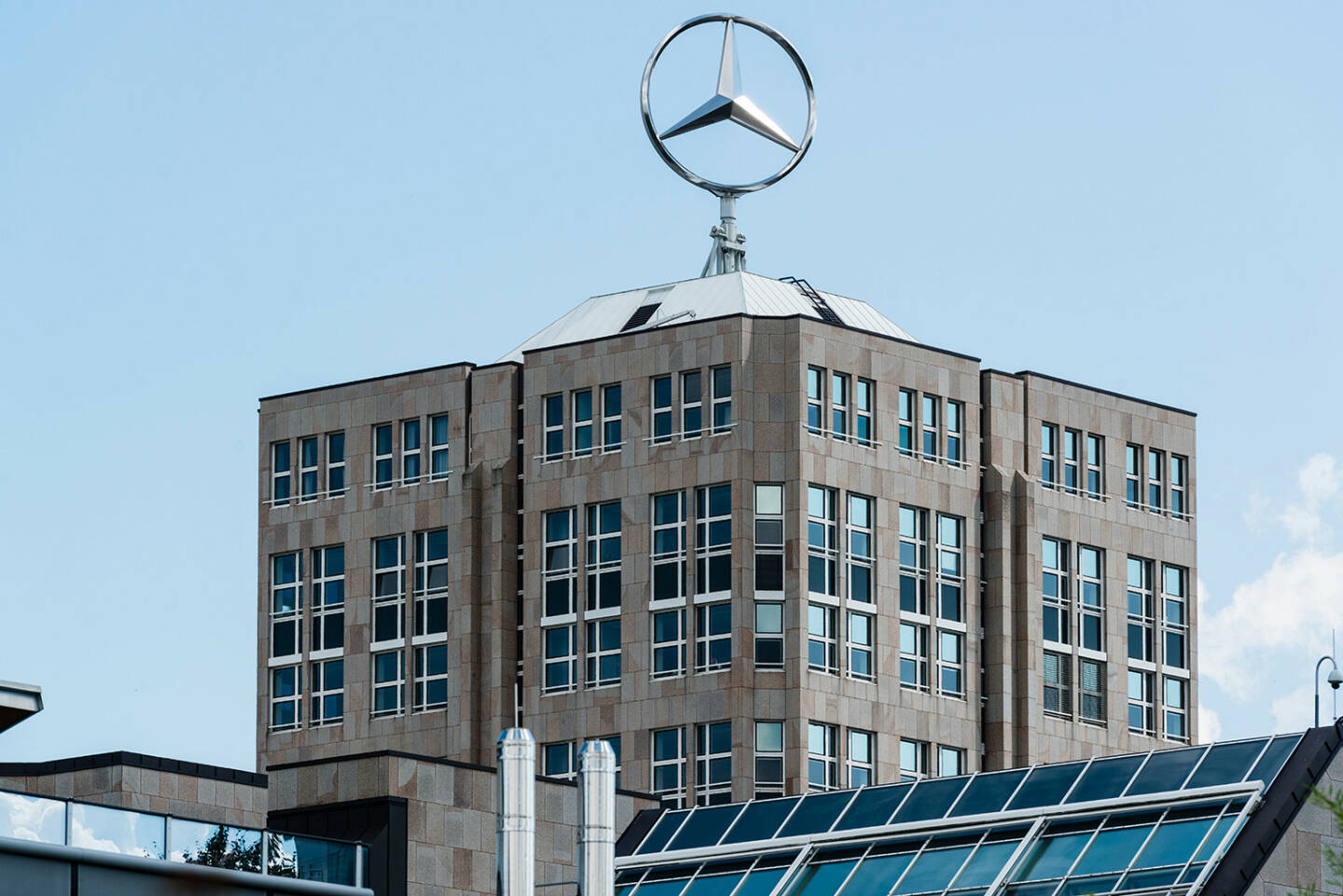 Daimler Headquarter, Mercedes, Stern, Stuttgart <a href=http://www.shutterstock.com/gallery-501652p1.html?cr=00&pl=edit-00>Frank Gaertner</a> / <a href=http://www.shutterstock.com/editorial?cr=00&pl=edit-00>Shutterstock.com</a>