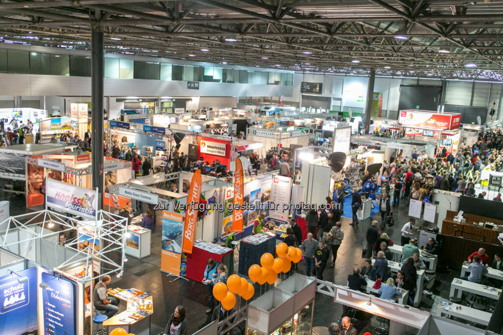 Ausstellerbereich in der Messehalle B : Photo+Adventure, Messe+Event für Fotografie, Reise und Outdoor : Veranstalter ziehen positives Resümee : Eines der größten Fotoevents im deutschen Spachraum und gleichzeitig Reisefestival:  Fotocredit: Martina Draper/P+A, © Aussender (25.11.2015) 