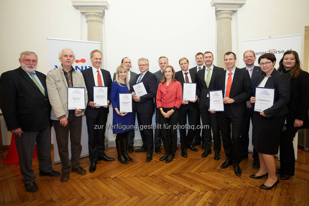 Franz Fischler (Europäisches Forum Alpbach), Klaus Rosenkranz (Erste Group), Martin Grüll (Raiffeisen Bank), Petra Ringler (Vienna Insurance Group), Dieter Rom (Security AG), Günther Rabensteiner (Verbund), Reinhard Friesenbichler (rfu), Catherine Cziharz (rfu), Gerald Reidinger (EVN AG), Günther Herndlhofer (VBV), Martin Wenzl (Wiener Börse), Thomas Riegler (Lenzing), Peter Eitzenberger (VBV), Christine Vieira Paschoalique (Wienerberger), Andrea Sihn-Weber (Raiffeisen Zentralbank) : Die VBV – Vorsorgekasse AG, Österreichs führende Vorsorgekasse im Bereich Abfertigung NEU und Selbständigenvorsorge, feiert mit Partnern das 10-jährige Bestehen des VBV Österreichischen Nachhaltigkeitsindex „VÖNIX“ : Fotocredit: VBV Vorsorgekasse AG/APA-Fotoservice/Preiss, © Aussendung (25.11.2015) 