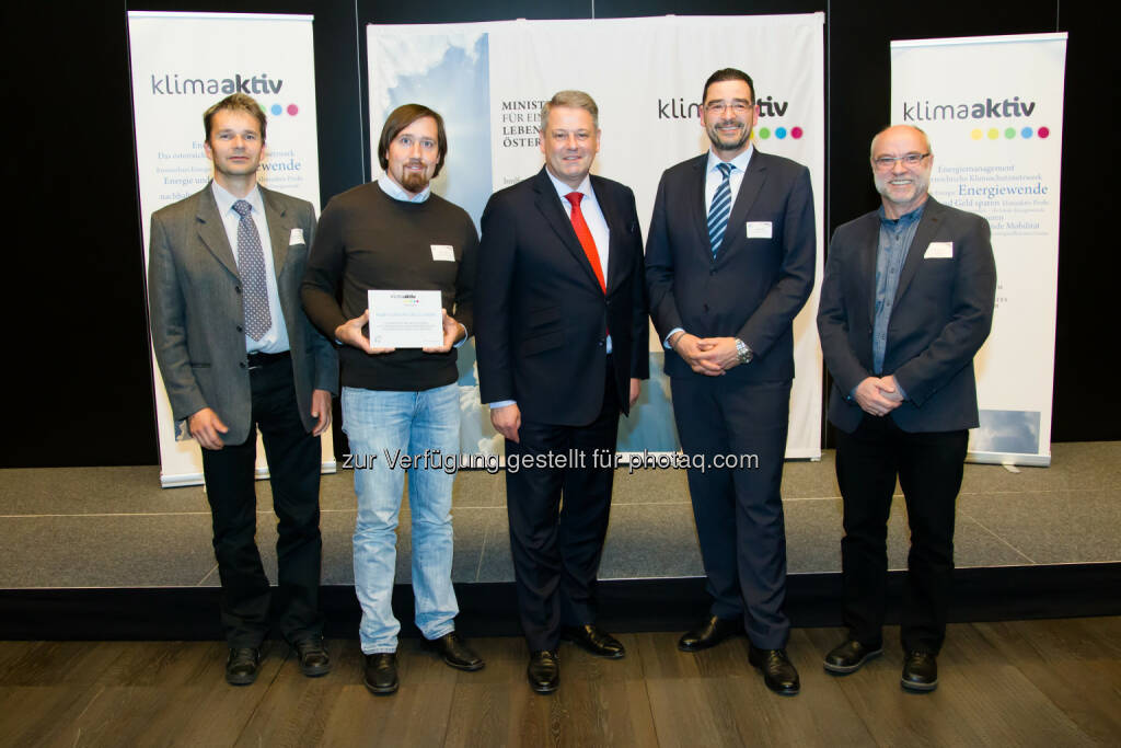 Thomas Tschuffer (Leitung Instandhaltung A&R Carton Graz), Rene Tanner (Energiemanager A&R Carton Graz), BM Andrä Rupprechter, Peter Szabó (GF A&R Carton Graz), Walter Waldner (Ing. Walter Waldner Anlagen- und Verfahrenstechnik) : A&R Carton Graz im Rahmen des klimaaktiv Programms energieeffiziente betriebe bereits mit vierter klimaaktiv Auszeichnung durch die Österreichische Energieagentur geehrt : Fotocredit: J. Madzigon, © Aussendung (25.11.2015) 