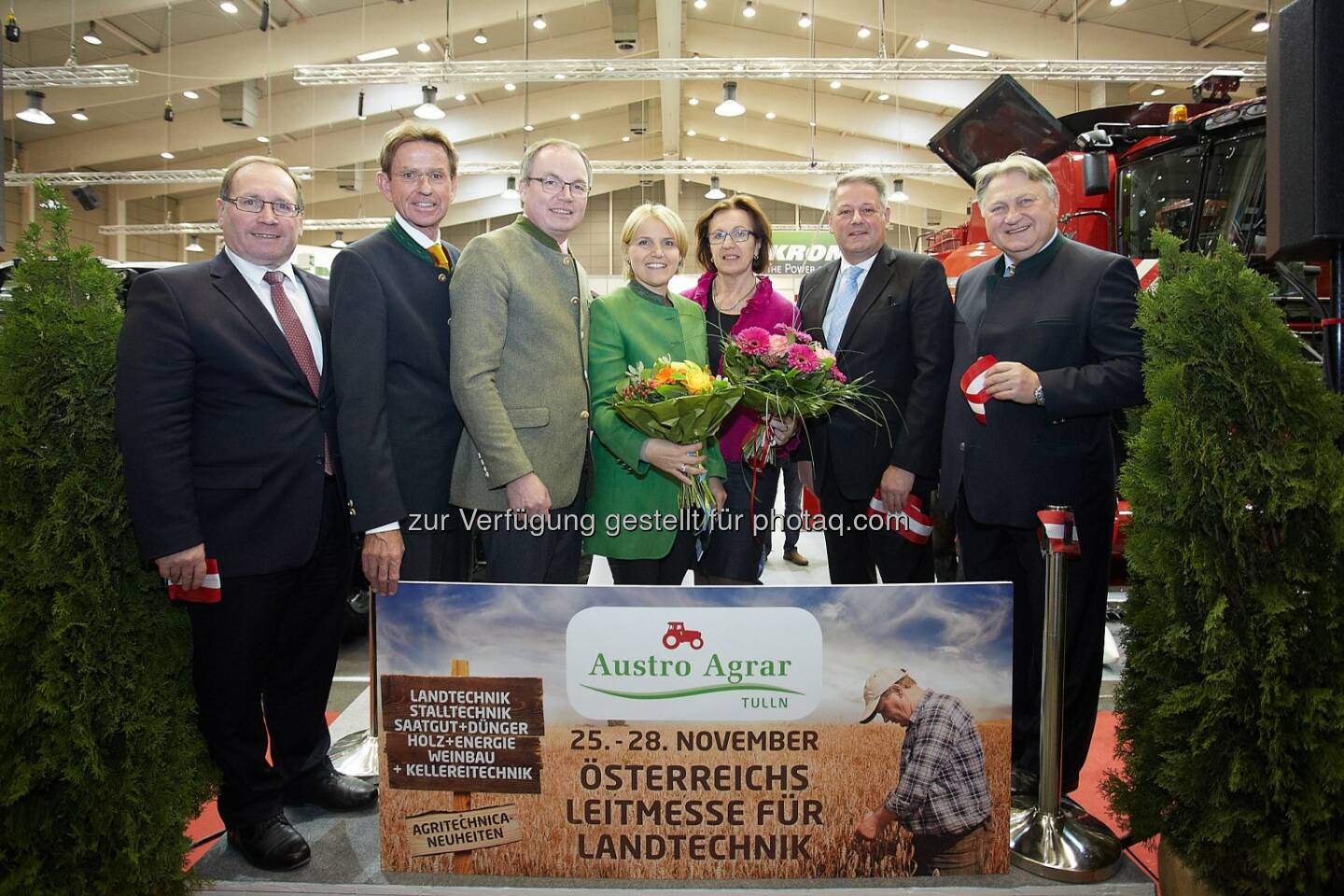 Harald Schinnerl (Vizebürgermeister Tulln), Rudolf Dietrich (Obmann Club Landtechnik Austria), Stephan Pernkopf (Landesrat), Birgit Perl (Moderatorin), Theresia Meier (Vizepräsidentin Landwirtschaftskammer NÖ), BM Andrä Rupprechter, Franz Lasser (Prokurist Messe Tulln) : Eröffnung der Austro Agrar Tulln – der Leitmesse für Landtechnik : Fotocredit: Messe Tulln/APA-Fotoservice/Preiss