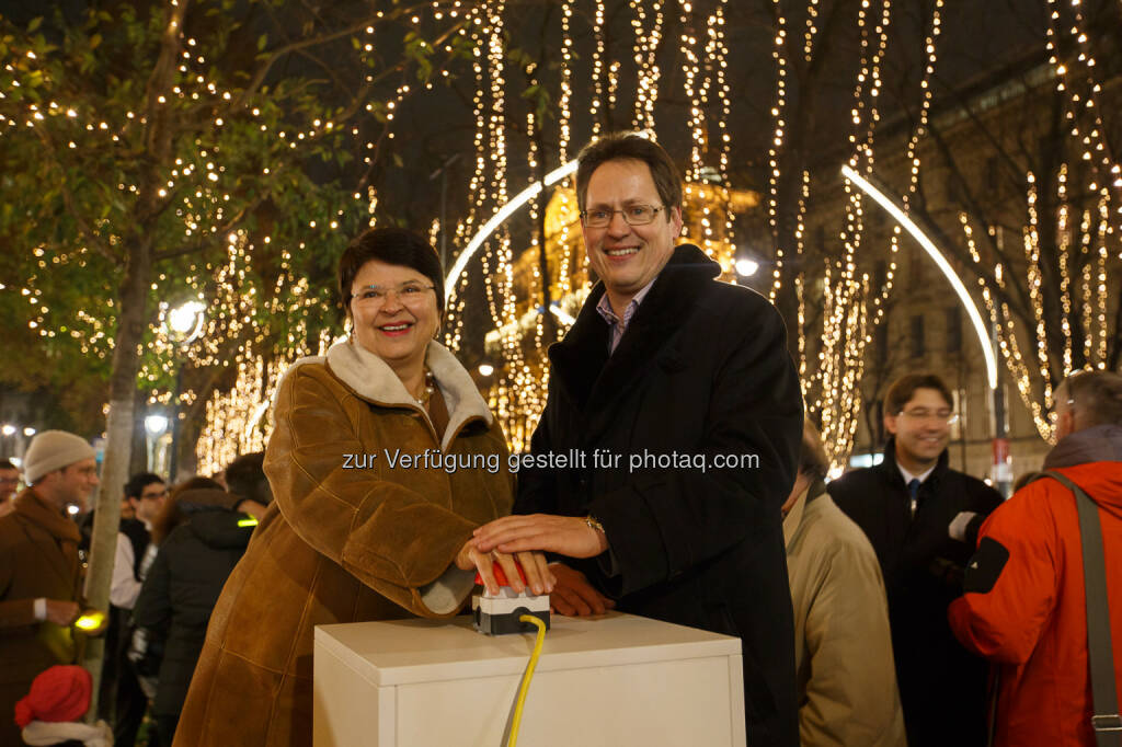 Renate Brauner (Wirtschaftsstadträtin), Rainer Trefelik (Obmann Sparte Handel Wirtschaftskammer Wien) | Wiener Ringstraße leuchtet zum ersten Mal weihnachtlich | Fotocredit Florian Wieser (27.11.2015) 