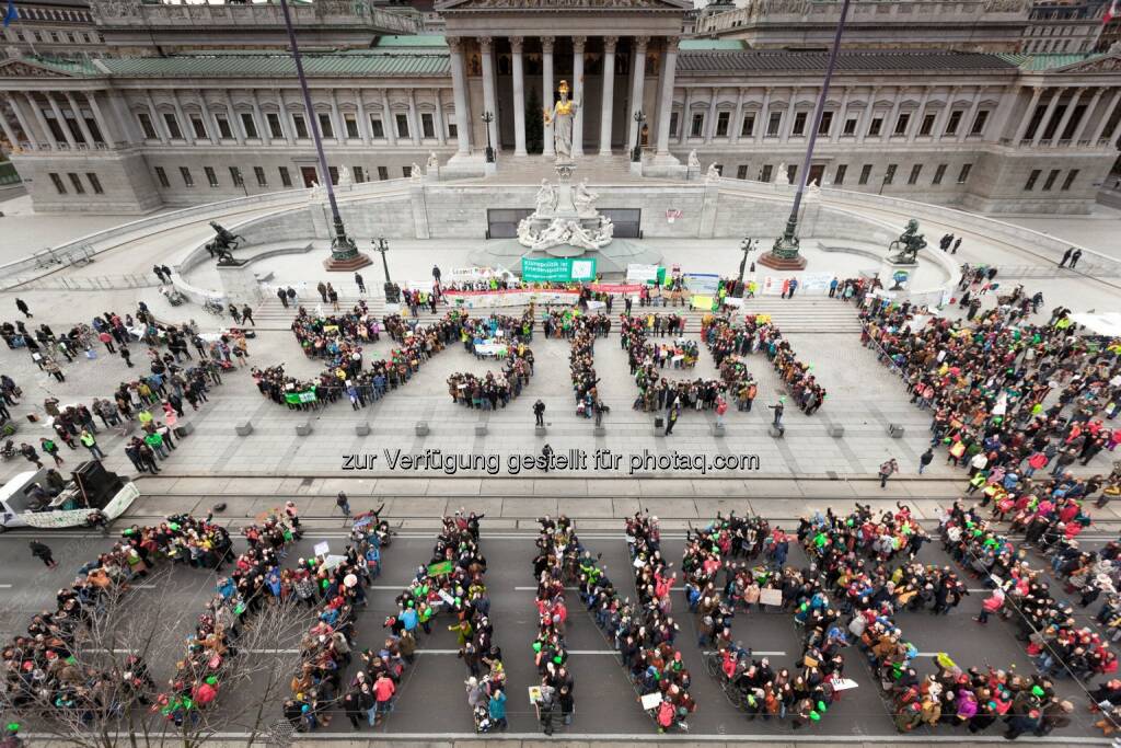 Wien: 2000 demonstrieren für System Change, not Climate Change! :  Climate March fordert Klimagerechtigkeit und angemessene Lösungen in der Klimapolitik : Fotocredit: System Change, not Climate Change/Kobal, © Aussender (29.11.2015) 