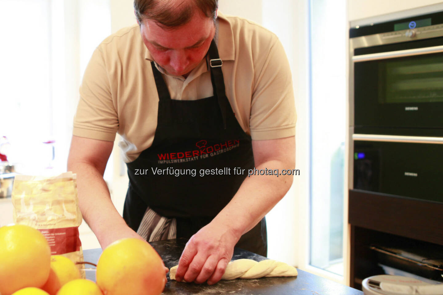 Palfinger Teambuilding: Hannes Roither kocht, aus http://blog.palfinger.ag/