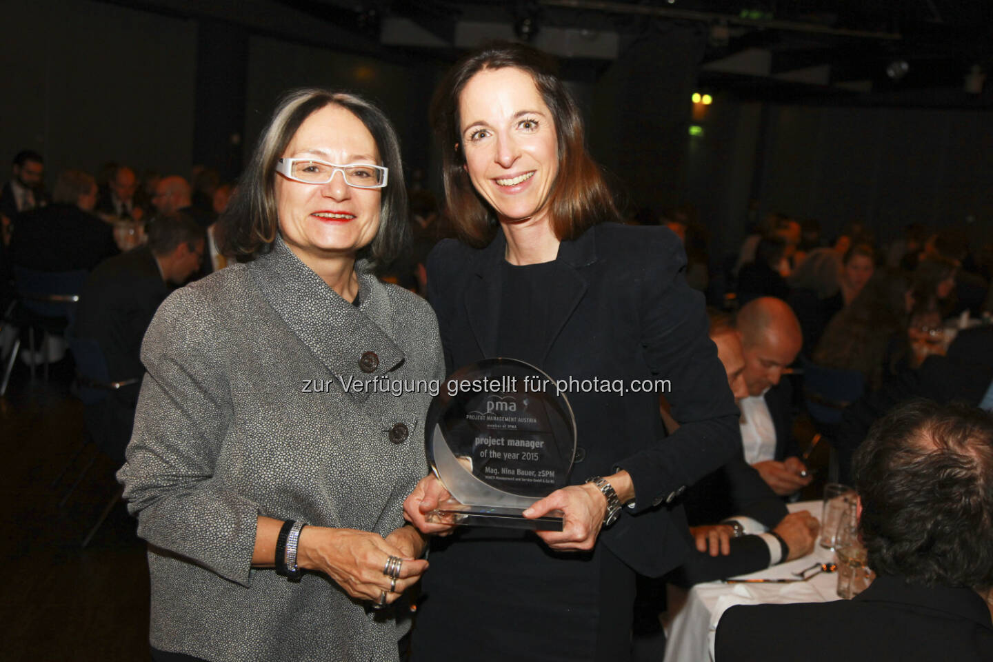 Brigitte Schaden (pma Vorstandsvorsitzende), Nina Bauer (Projektmanagerin bei Vamed) : Projekt Management Austria (pma) : Zum „project manager of the year 2015“ wurde Nina Bauer von Vamed gewählt : Fotocredit: pma/Mayr