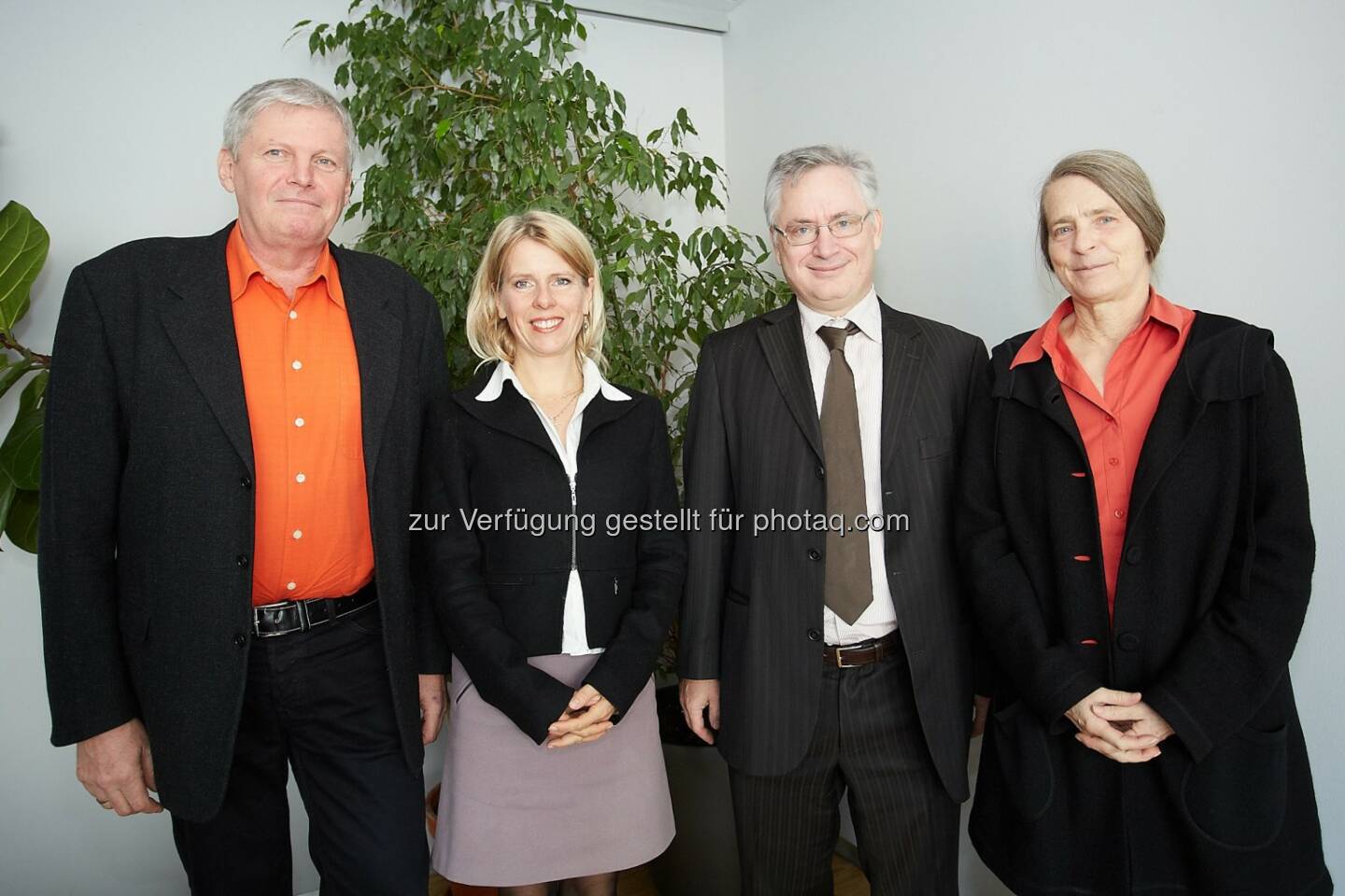 Robert Korab (GF raum & kommunikation GmbH), Diana Ürge-Vorsatz (Dir. „Center for Climate Change and Sustainable Energy Policy“ Central European University Budapest), Stephan Schwarzer (Ltr. Abt. Umwelt- und Energiepolitik WKO), Helga Kromp-Kolb (Ltr. Inst. Meteorologie & Zentrum für Globalen Wandel und Nachhaltigkeit Universität für Bodenkultur, Wien) : Klima- und Energiefonds : Expertenbeirat zieht positive Bilanz und empfiehlt Mehrjahres-Budget : Erfolgsprojekte zeigen zentrale Bedeutung des Fonds als Brücke zwischen Wissenschaft, Wirtschaft und Verwaltung : Mehr Forschungskapazität für gesellschaftlichen und wirtschaftlichen Wandel in Österreich nötig : Fotocredit: Klima- und Energiefonds/APA-Fotoservice/Preiss