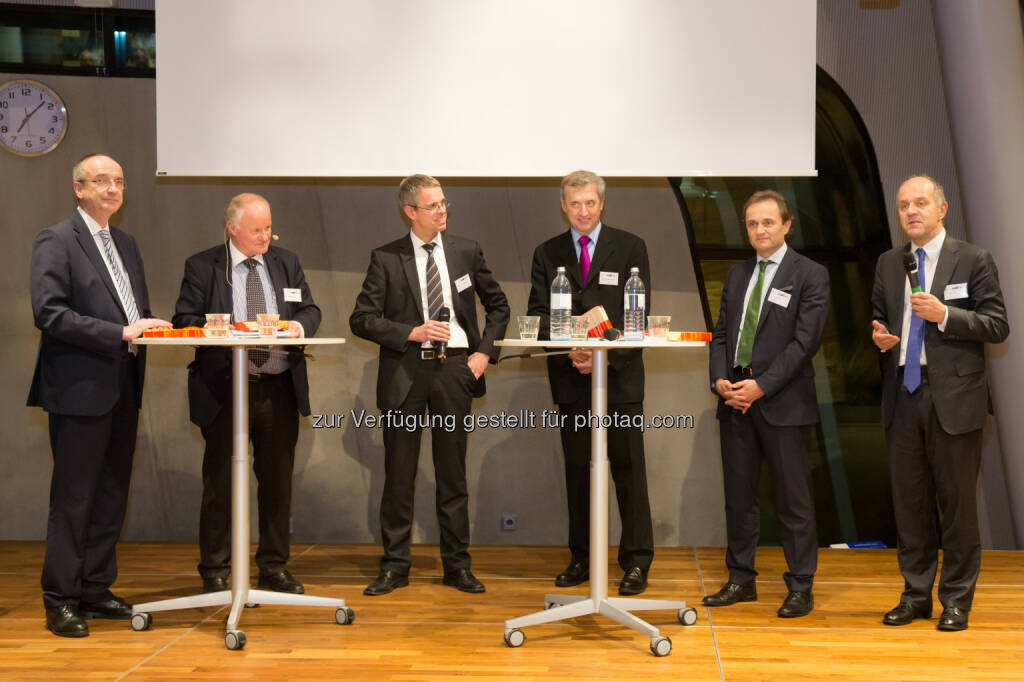 Manfred Rapf (Sprecher Sektion Leben im österr. Versicherungsverb.VVO), Georg Wailand (Moderator), Martin Eling (Uni St. Gallen), Josef Bauernberger (BM für Arbeit, Soziales, Konsumentenschutz), Ulrich Schuh (ECOAustria), Hans Groth (World Demographic & Ageing Forum) : Nachhaltige Altersvorsorge möglich – Politischer Wille gefragt : Die Altersvorsorge im internationalen Vergleich war Thema bei der gestrigen Diskussion in der WU Wien : Fotocredit: (c) www.annarauchenberger.com / Anna Rauchenberger, © Aussender (01.12.2015) 