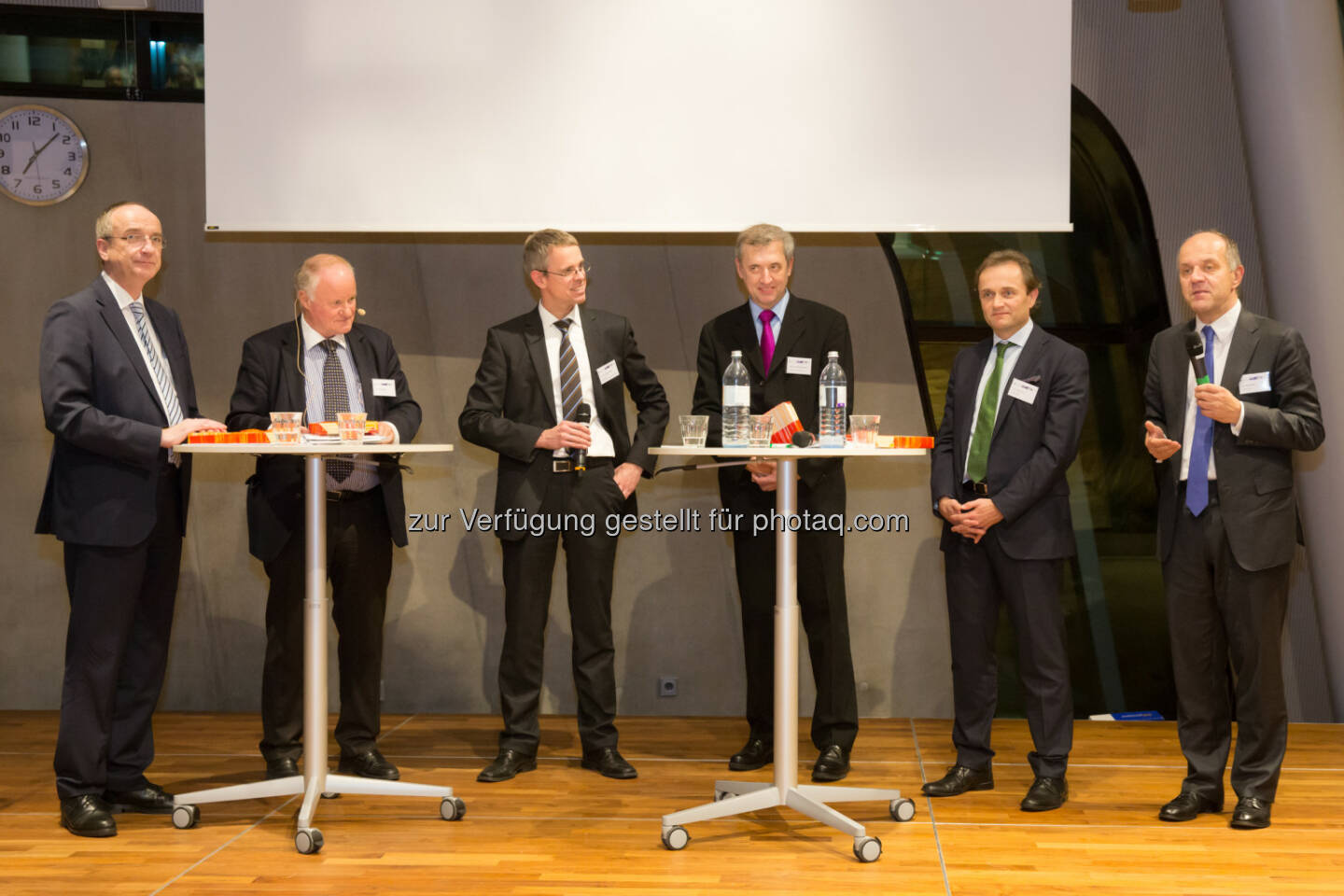 Manfred Rapf (Sprecher Sektion Leben im österr. Versicherungsverb.VVO), Georg Wailand (Moderator), Martin Eling (Uni St. Gallen), Josef Bauernberger (BM für Arbeit, Soziales, Konsumentenschutz), Ulrich Schuh (ECOAustria), Hans Groth (World Demographic & Ageing Forum) : Nachhaltige Altersvorsorge möglich – Politischer Wille gefragt : Die Altersvorsorge im internationalen Vergleich war Thema bei der gestrigen Diskussion in der WU Wien : Fotocredit: (c) www.annarauchenberger.com / Anna Rauchenberger