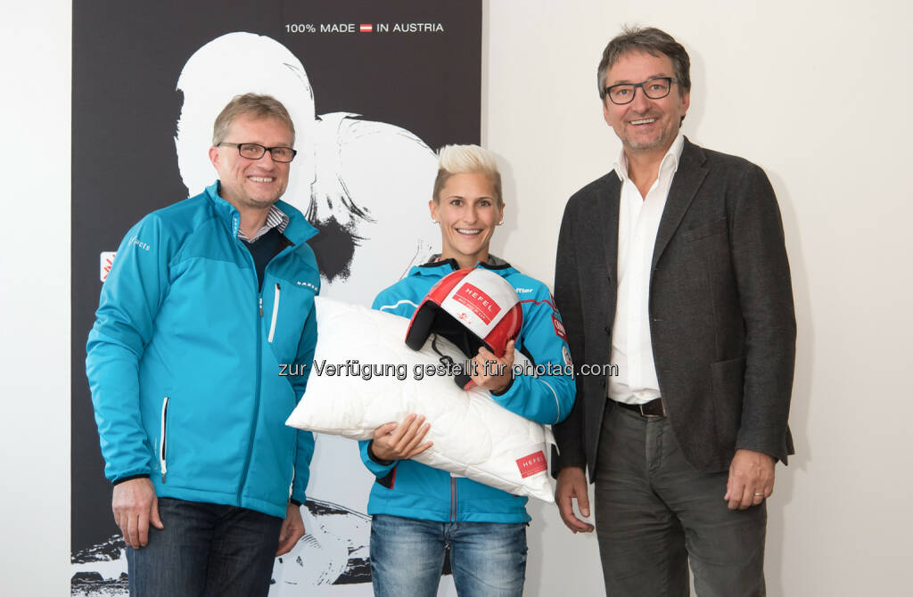 Wolfgang Schwarzmann (Innauer+facts), Eva Pinkelnig, Dietmar Hefel (Hefel Textil) : Hefel Textil ist neuer Kopfsponsor von Skisprungtalent Eva Pinkelnig : Fotocredit: Hefel Textil/Hartmann, © Aussendung (01.12.2015) 