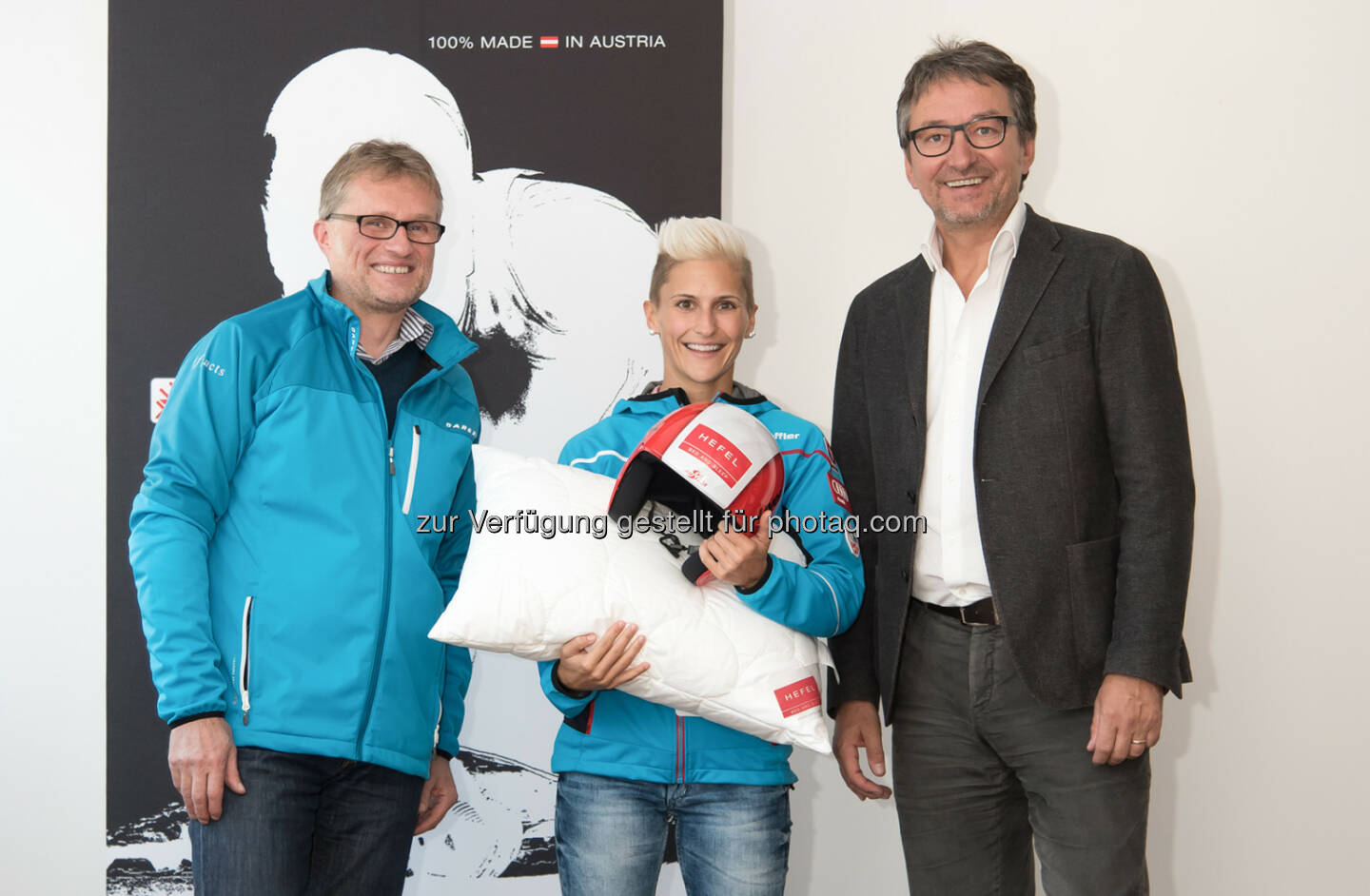 Wolfgang Schwarzmann (Innauer+facts), Eva Pinkelnig, Dietmar Hefel (Hefel Textil) : Hefel Textil ist neuer Kopfsponsor von Skisprungtalent Eva Pinkelnig : Fotocredit: Hefel Textil/Hartmann