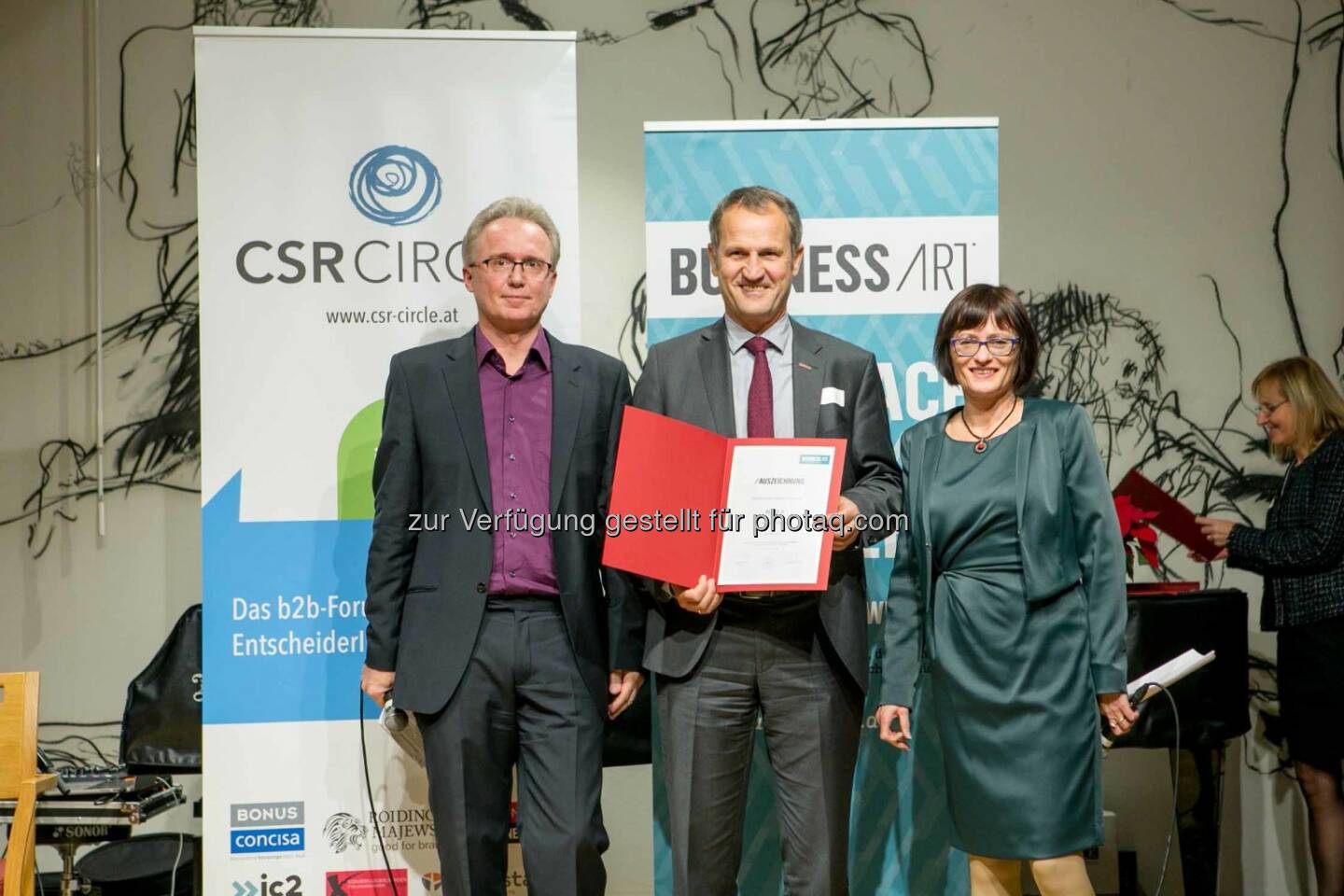 Christian Brandstätter, Geschäftsführer lebensart Verlags GmbH, Anton Seebacher, Leiter der BKS Bank-Direktion Wien, Roswitha Reisinger, Geschäftsführerin lebensart Verlags GmbH: 1. Platz für die BKS Bank als Nachhaltiger Gestalter (C) Martina Draper