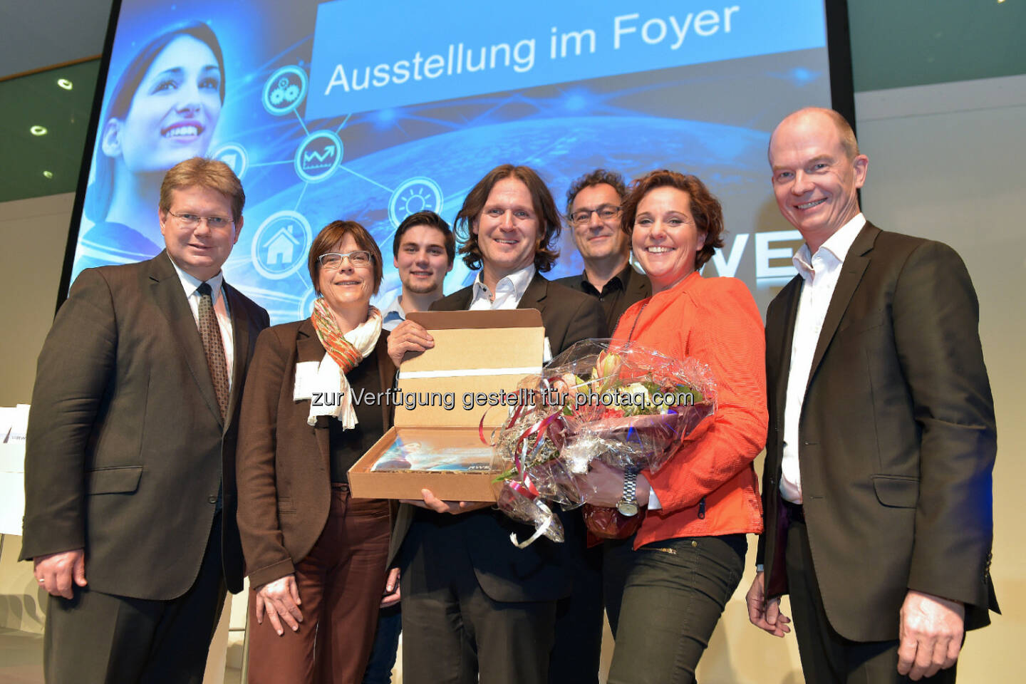 Arndt Neuhaus (Vorstandsvorsitzender der RWE Deutschland AG), Simone Raskob (Essener Umwelt- und Baudezernentin), Finn Thieme (IT-Student), Gerd Leonhardt (Futurist), Timo Leukefeld (Energie-Professor), Steffi Neu (Moderatorin), Dietrich Gemmel (RWE Effizienz, Gastgeber) : Die Welt von morgen – schon heute im Fokus : RWE-Forum Energieeffizienz in der Philharmonie Essen : Experten werfen Blick in die Zukunft : Trends zu mehr Digitalisierung : Fotocredit: RWE Effizienz