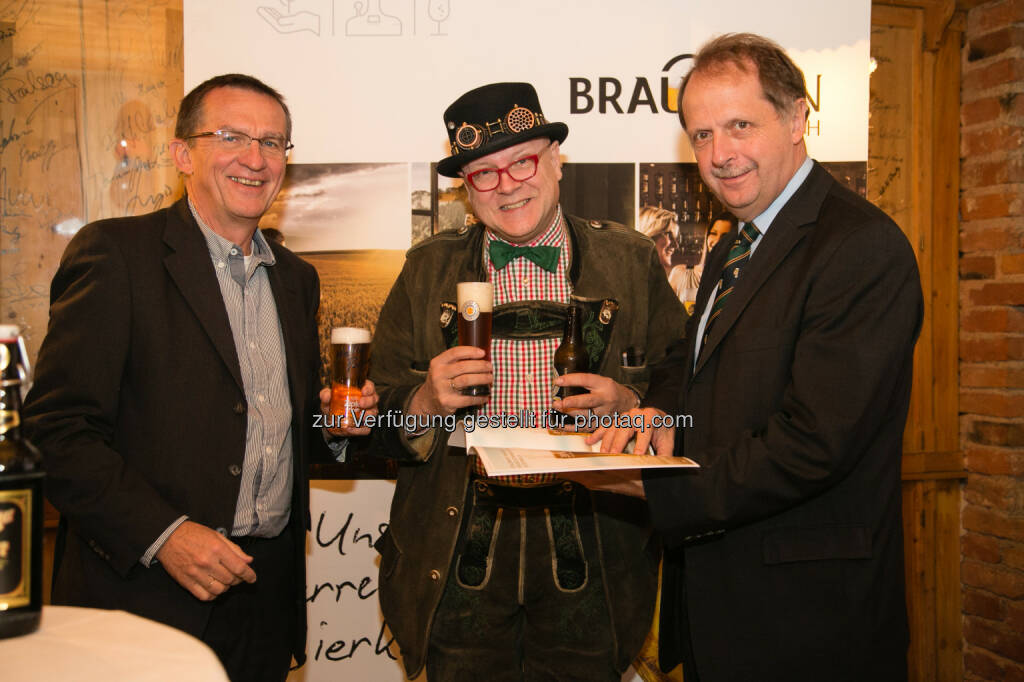 Andreas Stieber (GF Marketing Brau Union Österreich), Conrad Seidl (Bierpapst), Markus Liebl (Gen.-dir. Brau Union Österreich) : Bierkulturbericht 2015: Österreicher genießen Bier – mit Verantwortung : Fotocredit: Brau Union Österreich / Voglhuber, © Aussender (01.12.2015) 