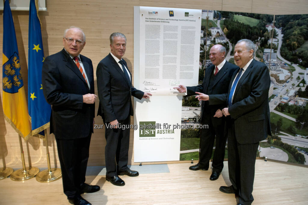 Claus J. Raidl (IST Austria-Kuratoriumsvorsitzenden), Reinhold Mitterlehner (Wissenschafts- und Forschungsminister), Erwin Pröll (LH NÖ), Haim Harari (Vorsitzender Exekutivausschusses IST Austria-Kuratoriums) : Vizekanzler Mitterlehner und LH Pröll erneuerten durch die öffentliche Unterzeichnung einer „Gemeinsamen Erklärung“ die Unterstützung für IST Austria : Fotocredit: IST Austria, © Aussendung (01.12.2015) 