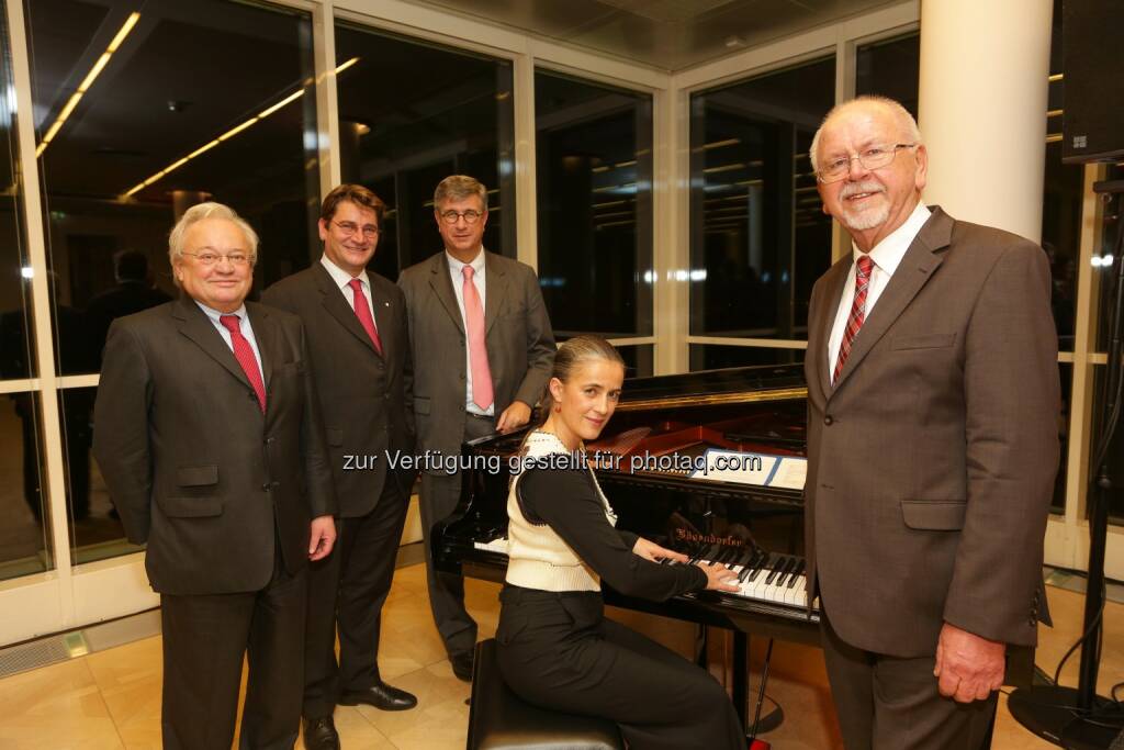 Hans Bichler (Vorstandsdir. Wr Städt. Versicherungsverein), Peter Höfinger (Vorstandsdir. Vienna Insurance Group), Gerhard Starsich (Generaldir. Münze Österreich AG), Mercedes Echerer (Schauspielerin), Hans Raumauf (Vorstandsdir. Wr Städt. Versicherungsverein) : Wiener Städtischer Versicherungsverein im Rahmen seiner „Kunst im Turm“-Reihe : Uraufführung im Wiener Ringturm: „Ich hab noch einen Koffer in …“ mit Mercedes Echerer : Fotocredit: Wr. Städt. Wechselseitiger Versicherungsverein/APA-Fotoservice/Tanzer, © Aussendung (02.12.2015) 