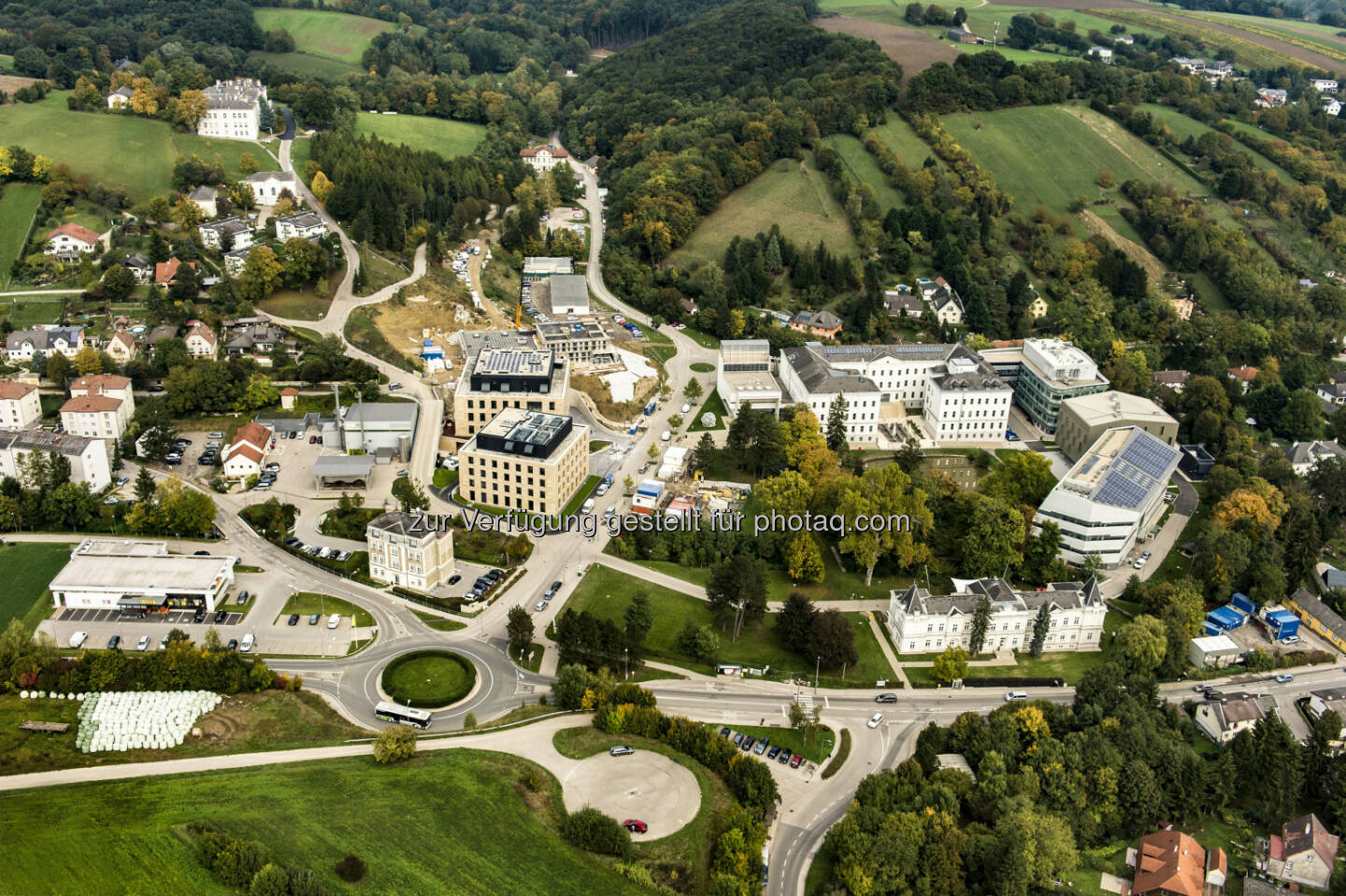 Flugaufnahme des IST Austria Campus : IST Austria auf dem Weg zum Leitmodell für Wissenschaftsmanagement : Wirtschaftliche Evaluierung lobt IST Austria - Exemplarischer Charakter des Instituts betont - Auftrag von Wissenschaftsministerium und Land Niederösterreich : Fotocredit: IST Austria