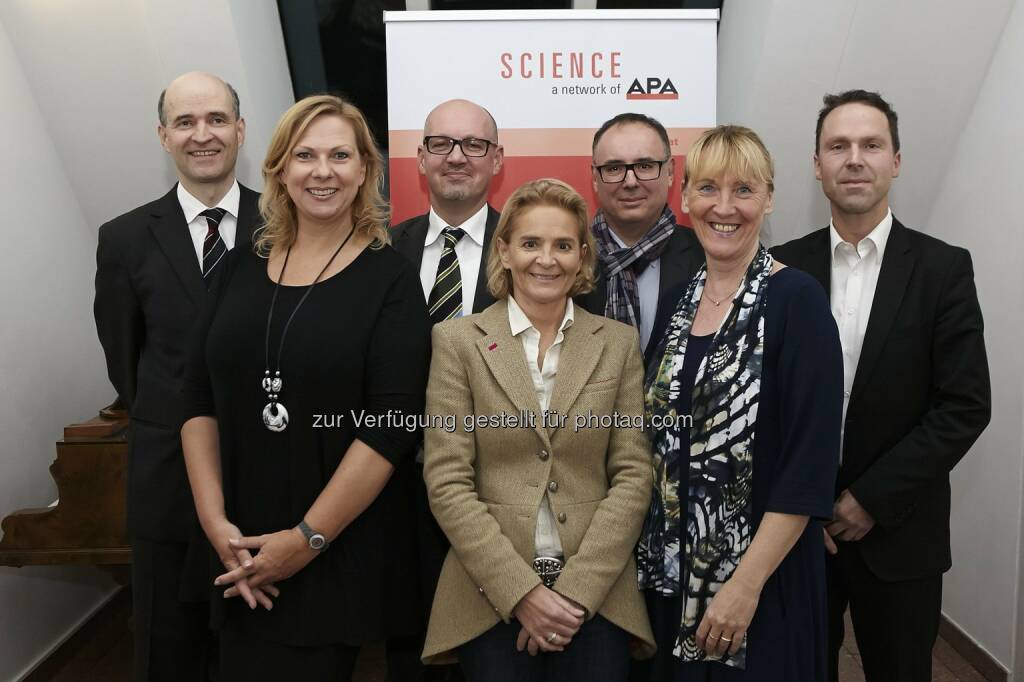 Michael Heiss (Siemens), Ingrid Rehusch (ORF, Moderation), Karl-Heinz Leitner (AIT- Austrian Institute of Technology), Claudia Lingner (Ludwig Boltzmann Gesellschaft), Klaus Schuch (Zentrum für Soziale Innovation), Barbara Weitgruber (bmwfw), Christoph Schwald (TÜV Austria) : Open Innovation: Experten orten Kulturwandel und warnen vor PR-Schmäh
Soziale Medien als Turbo für Bürgerbeteiligung - Bundesregierung ruft zur Teilnahme an Ausarbeitung von Open Innovation-Strategie auf : Fotocredit: APA-Fotoservice / Roßboth, © Aussender (02.12.2015) 