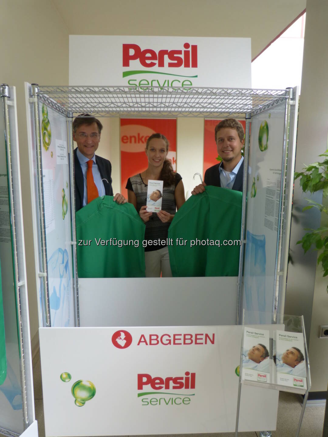 Georg Grassl (General Manager Laundry & Home Care Österreich), Eva Bartovicova (Brand Managerin Persil), Benedikt Hammerl (Putzerei Hammerl) : Persil Service in Österreich gestartet : Nie mehr Stress trotz schmutziger Wäsch‘ : Die verschmutzte Wäsche wird direkt an einem definierten Service Point am Arbeitsplatz abgeholt und drei Werktage später gewaschen, gereinigt und gebügelt wieder dorthin zurückgebracht : Fotocredit: Henkel 