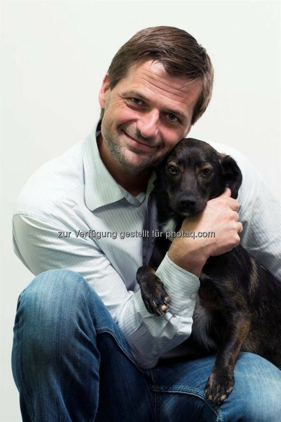 Norbert Marschallinger (Fressnapf-GF) und sein aus dem Tierschutz adoptierter Hund Pauli : Fressnapf bleibt dem Motto „Tiere sind kein Weihnachtsgeschenk!“  treu : Marschallinger: „Ein Haustier ist kein Gegenstand und dessen Kauf soll auch nicht an einem Feiertag festgemacht werden. Die Entscheidung, ein Haustier zu schenken soll besser getroffen werden, wenn Feiertage und Trubel vorüber sind“ : © Fressnapf