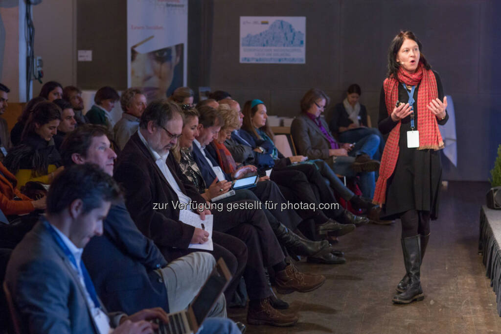 Karin Frick (Gottlieb Duttweiler Institut) : 9. Mediengipfel : Impulsreferat zum Thema Datentransparenz :“Big Mother is helping you” : Wie gehen wir mit der zunehmenden Digitalisierung unserer Welt um? Diese Frage stand am Freitag beim Mediengipfel in Lech am Arlberg im Mittelpunkt : Fotocredit: pro.media/APA-Fotoservice/Lechner, © Aussender (04.12.2015) 