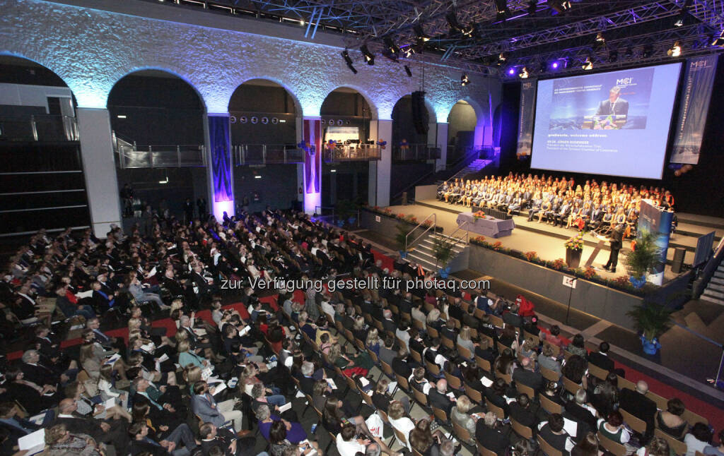 Dogana des Congress Innsbruck : MCI Management Center Innsbruck verabschiedet 940 Absolventen : Festliche Sponsionen an der Unternehmerischen Hochschule® – hervorragende Akzeptanz und Berufsaussichten : Fotocredit: Frischauf-Bild, © Aussendung (07.12.2015) 