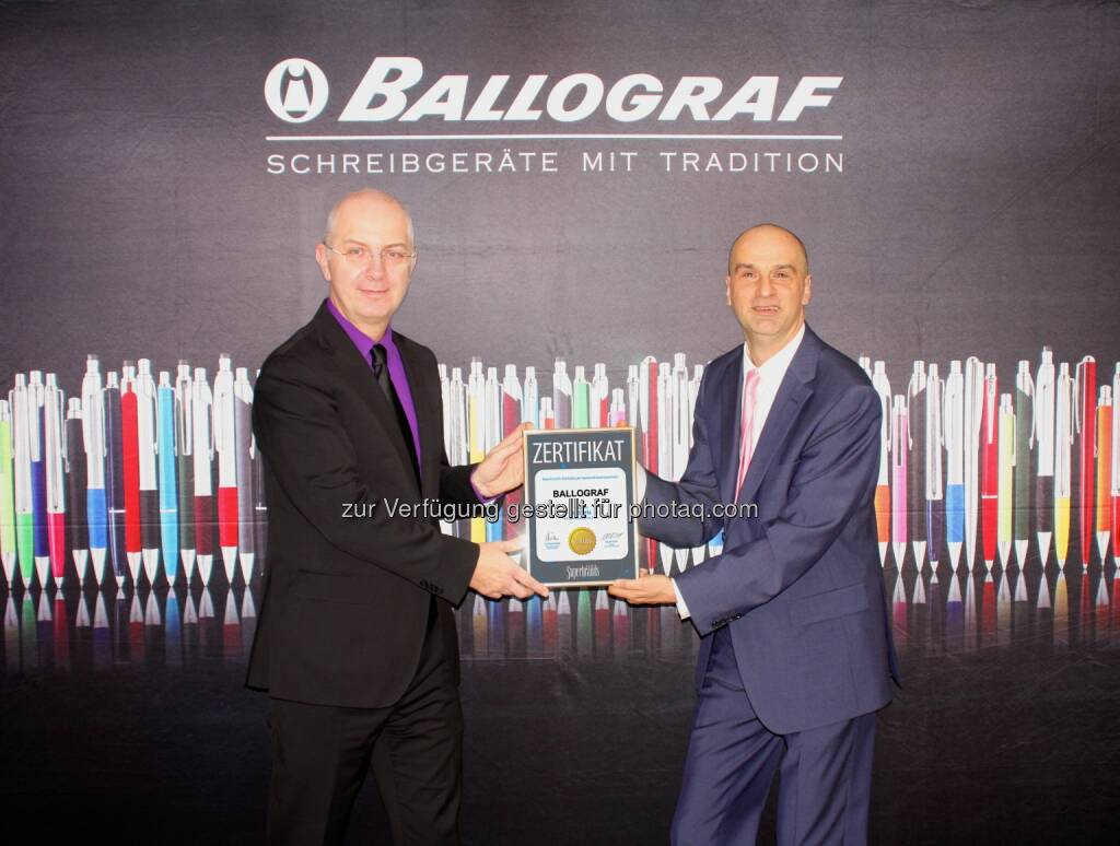Thomas Megeth (GF Ballograf Austria - Cupa GmbH), Jürgen Molner (Country Brand Manager Superbrands Austria) : Ballograf ist Superbrand Austria : Auszeichnung für traditionsreiche Schreibwarenmarke : Fotocredit: Cupa, © Aussendung (07.12.2015)