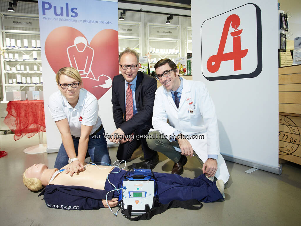 Karin Schaffer (Puls, Verein zur Bekämpfung des plötzlichen Herztodes), Max Wellan (Präsident der Österr. Apothekerkammer), Philipp Saiko (Apotheker) : Herzsichere Apotheke - 30 neue Standorte : Apothekeninitiative erhöht die Defibrillatoren-Dichte in Österreich : Fotocredit: Österreichische Apothekerkammer/APA-Fotoservice/Preiss, © Aussender (09.12.2015) 