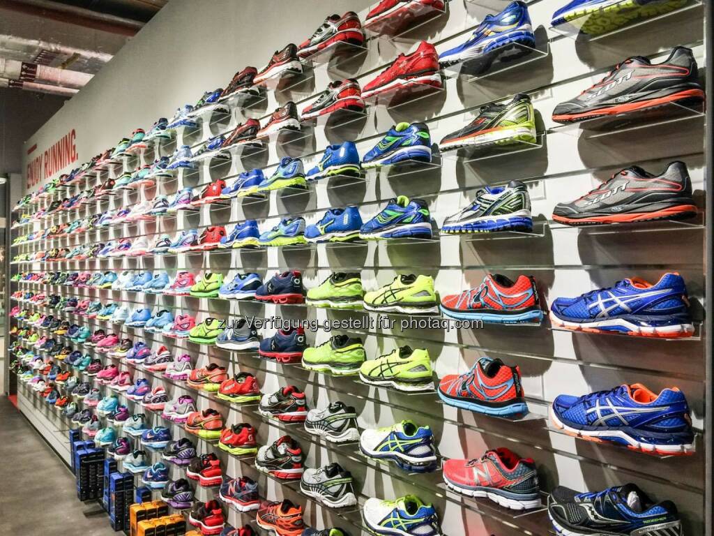 Shoewall im We Move Running Store, Schuhe, Laufschuhe, © We Move Runningstore (09.12.2015) 