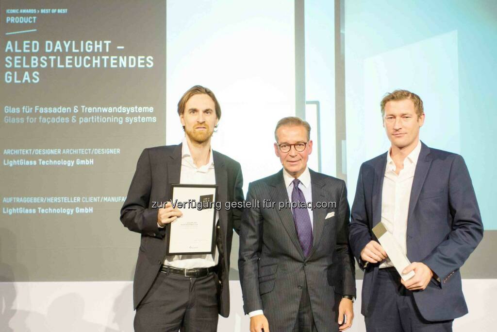 Felix Zabel (Managing Partner LightGlass), Andrej Kupetz (GF Rat für Formgebung), Paul Brettschuh (CEO LightGlass) : Wiener Technologieunternehmen LightGlass mit Iconic Award 2015 als Best of Best ausgezeichnet : Fotocredit: Klaus D. Wolf, www.wolf-bild.de, © Aussendung (09.12.2015) 