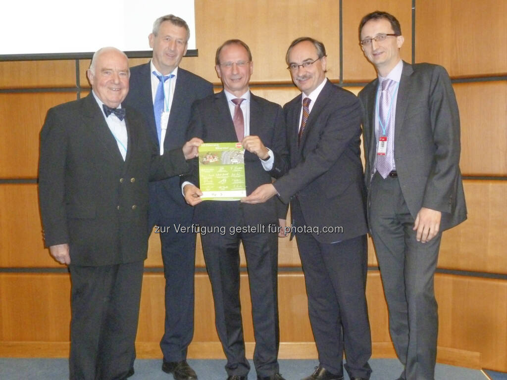 Winfried Blum (IUSS Ehrenmitglied), Rainer Horn (Präsident der IUSS), Kurt Weinberger (Vorstandsvorsitzender der Österreichischen Hagelversicherung), Karl Kienzl (Stv. Geschäftsführer Umweltbundesamt), Sigbert Huber (IUSS Sekretär) : Führende Bodenschutzexperten Europas und Österreichs geschlossen gegen rasanten Bodenverbrauch : Fotocredit: Österreichische Hagelversicherung, © Aussender (09.12.2015) 