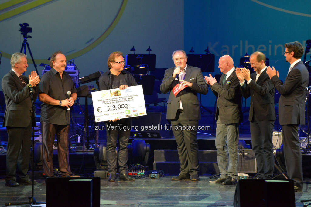 Peter Krasser (Schule Äthiopien), Herwig Rüdisser und Ewald Pfleger von Opus, Gerhard Koch (Moderator, ORF Steiermark), Hans Koller (Neuroth), Urs Harnik (Energie Steiermark), Thomas Dalfen (Menschen für Menschen) : Opus und Freunde: Benefizkonzert für Menschen für Menschen spielt 23.000 Euro für eine Schule in Äthiopien ein : Fotocredit: Franz Simoner, © Aussender (09.12.2015) 