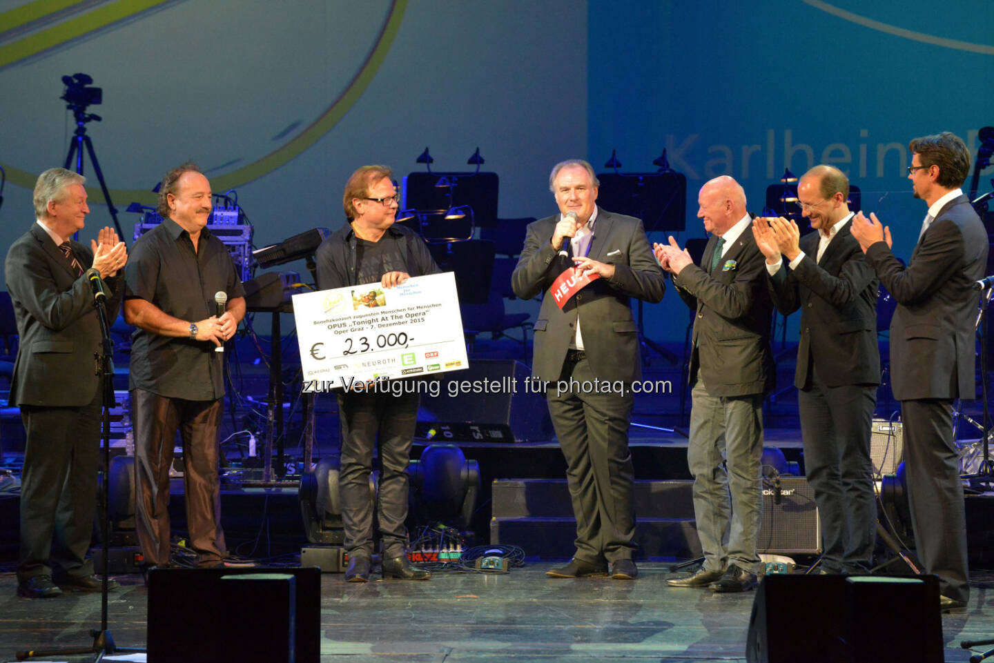 Peter Krasser (Schule Äthiopien), Herwig Rüdisser und Ewald Pfleger von Opus, Gerhard Koch (Moderator, ORF Steiermark), Hans Koller (Neuroth), Urs Harnik (Energie Steiermark), Thomas Dalfen (Menschen für Menschen) : Opus und Freunde: Benefizkonzert für Menschen für Menschen spielt 23.000 Euro für eine Schule in Äthiopien ein : Fotocredit: Franz Simoner