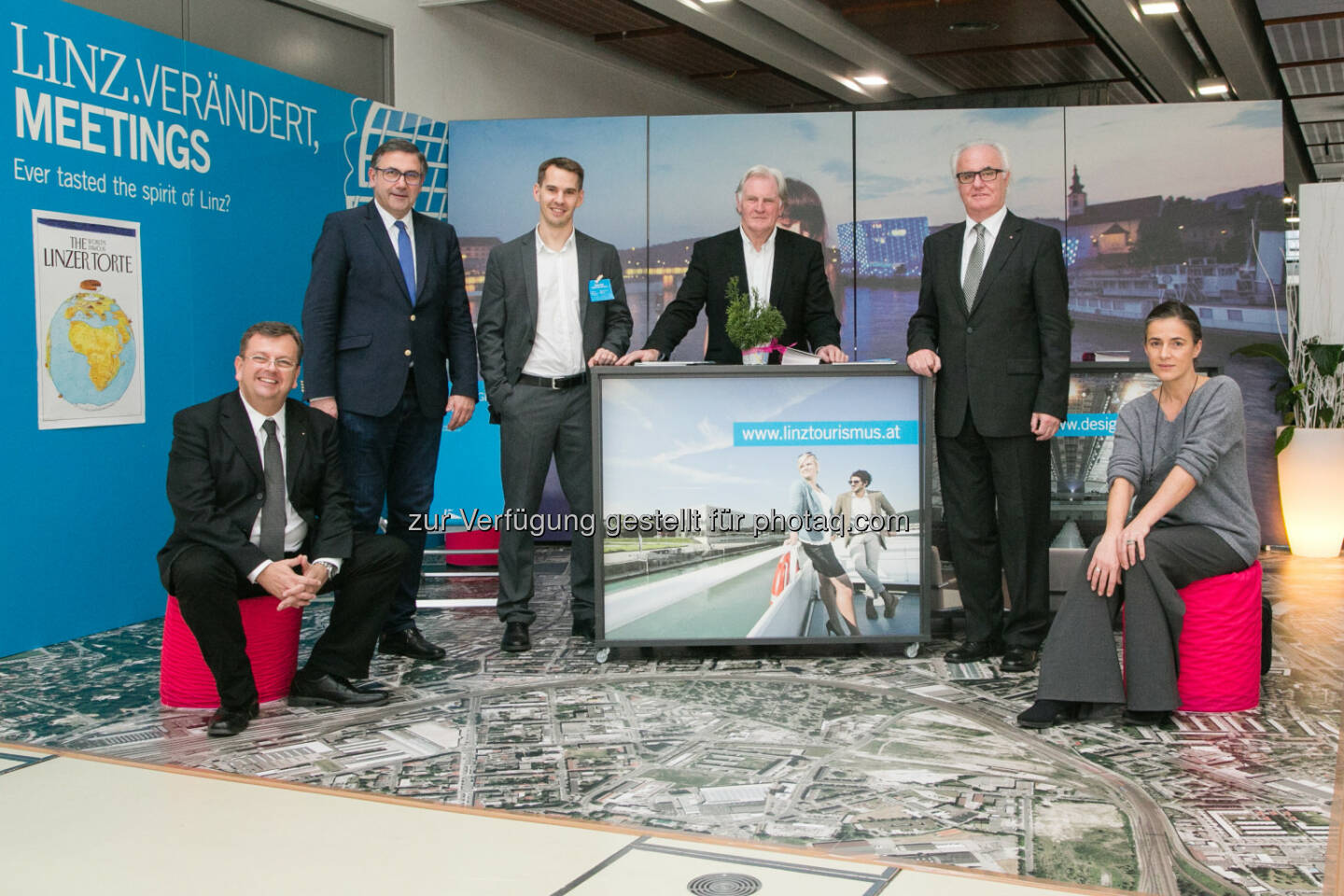 Thomas Ziegler (Geschäftsführender Direktor Design Center Linz), Georg Steiner (Tourismusdirektor), Lukas Zenk (Donau-Universität Krems), Terry Stevens (University of Wales), Manfred Grubauer (Vorsitzender des Tourismusverbandes Linz), Mercedes Echerer (Schaupielerin und Moderatorin) : Tourismuskonferenz in der Unesco City of Media Arts : Linz Tourismus begegnet der Zukunft : Wie verändern neue Medien in Zukunft unsere Begegnungen? Das wurde bei der Tourismuskonferenz thematisiert : Fotocredit: Tourismusverband Linz/R.Pelzl, cityfoto