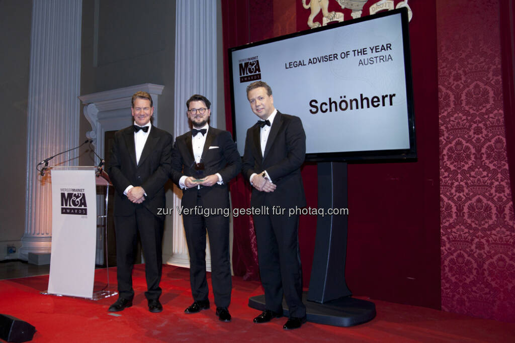 Michael Portillo, Thomas Kulnigg, Caspar Huith : Schönherr wurde Anfang der Woche zum zweiten Mal in Folge mit dem European M&A Awards 2015 als M&A-Rechtsanwaltskanzlei des Jahres in Österreich ausgezeichnet : Fotocredit: Schönherr, © Aussendung (10.12.2015)