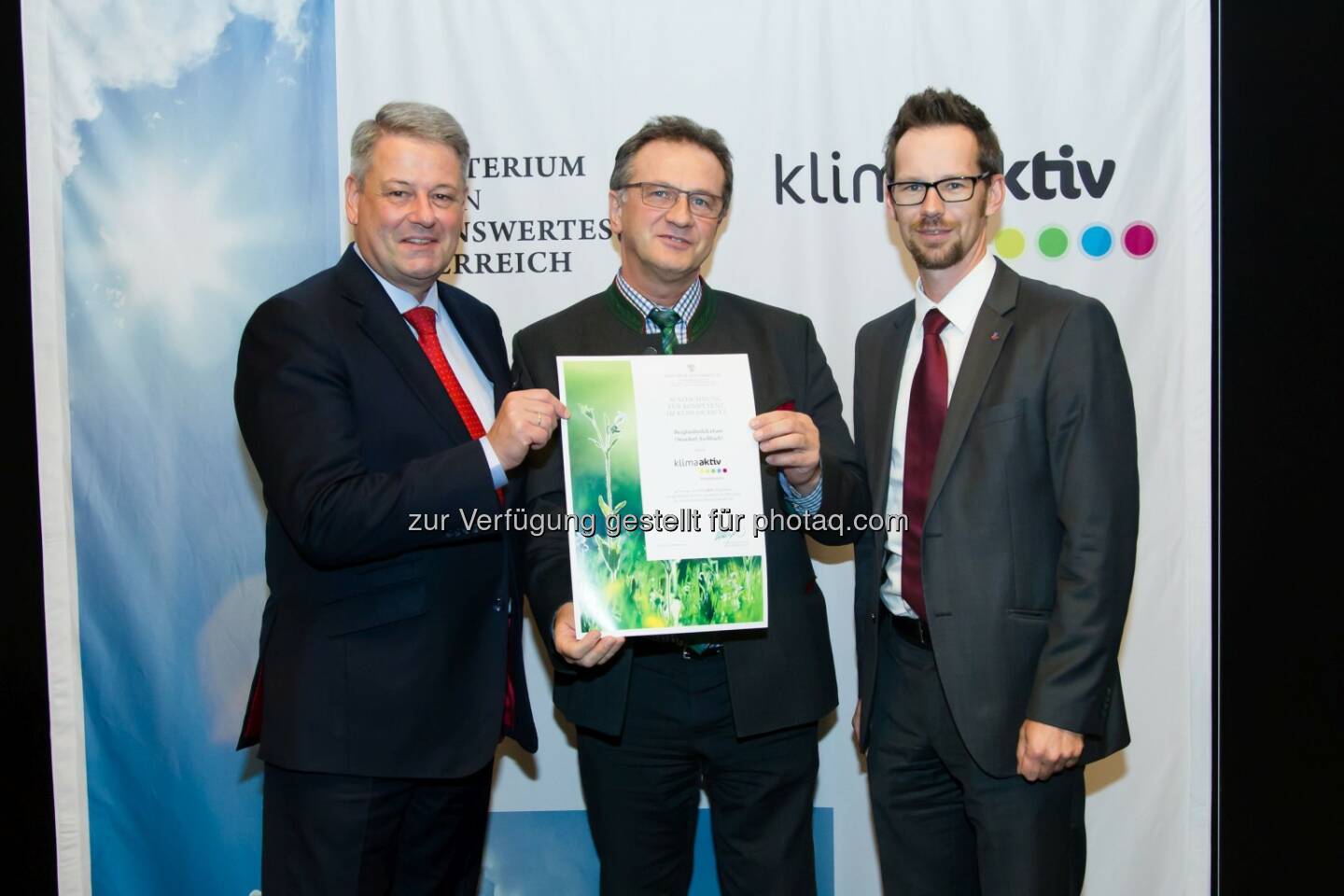 Andrä Rupprechter (Bundesminister), Herbert Altendorfer und Wolfgang Dessl (Berglandmilch GF): klima:aktiv Auszeichnungen für Berglandmilch : Die Standorte Aschbach, Feldkirchen und Voitsberg wurden prämiert! : Fotocredit: Artista.at/Jana Madzigon 