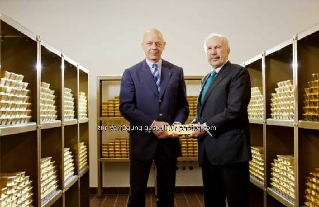 Kurt Pribil (Direktor), Ewald Nowotny (Gouverneur) im Tresor der OeNB : Nationalbank-Gold : Rückholung und Prüfung erfolgreich angelaufen : Die Oesterreichische Nationalbank (OeNB) holte mit Ende November 2015 15 Tonnen ihres Goldes zurück in die eigenen Tresore : Bis 2020 wird die Hälfte des österreichischen Goldbestandes in Österreich lagern :  Fotocredit: OeNB/Niesner, © Aussender (11.12.2015) 