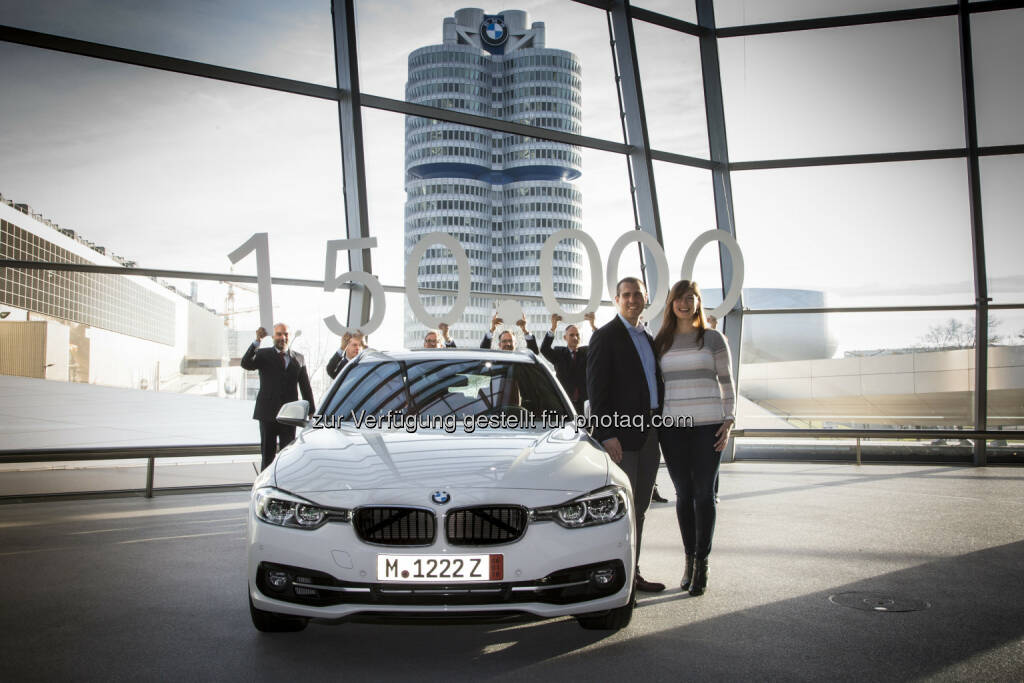 Shannon Lantzy und Jared Lantzy : Am Freitag feierte die BMW Welt ein besonderes Jubiläum : die 150.000ste Automobilauslieferung seit der Eröffnung im Jahr 2007 : Das Fahrzeug – ein BMW 328i xDrive Touring – wurde heute an seinen neuen Eigentümer übergeben : Shannon und Jared Lantzy reisten eigens für das Ereignis aus Silver Spring in den USA an : © BMW Group, © Aussendung (14.12.2015) 