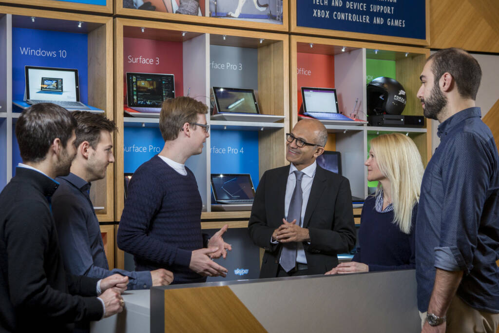 Microsoft CEO Satya Nadella (mi.) mit u.a. Larissa Lielacher © Microsoft, © Aussender (14.12.2015) 