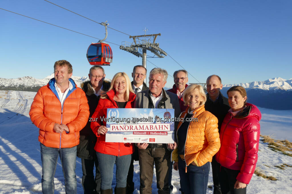 Bgm. Günter Steiner (Gemeinde Hollersbach) /Bgm. Wolfgang Viertler (Stadtgemeinde Mittersill) / Heinz-Peter Stemper (Aufsichtsrat Mittersill Plus) / Helene Gassner (Obfrau Tourismusverband) / Josef Wimmer (Stadtgemeinde Mittersill) / Franz Wieser (GF Panoramabahn Kitzbüheler Alpen GmbH) / Roland Rauch (GF Mittersill Plus GmbH) / Bgm. Sonja Ottenbacher (Gemeinde Stuhlfelden) / Eva-Maria Steinhauser (Erholungshotel Kaltenhauser): Mittersill Plus GmbH: 10 Jahre Panoramabahn - Mittersill/Hollersbach (C) Mittersill Plus GmbH, © Aussender (15.12.2015) 