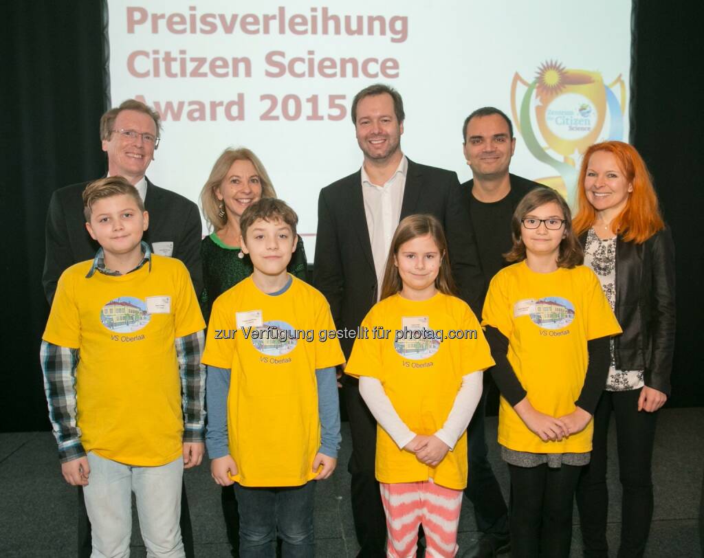 Christian Smoliner (Bmwfw), Marie Céline Loibl (Bmwfw), Stefan Zotti (OeAD-GmbH), Bernhard Weingartner (TU Wien), Petra Siegele (OeAD-GmbH), Jason Hirsch, Fabian Dombacher, Leoni Pejic, Emely Beranek (VS Oberlaa, Wien): OeAD (Österreichische Austauschdienst)-GmbH: Verleihung des Citizen Science Awards 2015,  © OeAD-GmbH/APA-Fotoservice/Hinterramskogler, © Aussendung (15.12.2015) 