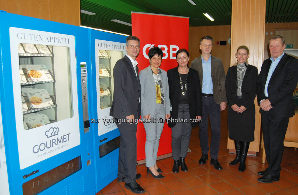 Alexander Burghardt (Gourmet-Betreuer vor Ort), Claudia Horacek (Gourmet-Geschäftsfeldleiterin für Business Catering Menüservice), Petra Fröschl (Bereichsleiterin Wohlfahrtseinrichtung und Soziales in der ÖBB-Business Competence Center GmbH), Roman Hebenstreit (Vors. des ÖBB-Konzernbetriebsrats), Claudia Eder (GF der ÖBB-Business Competence Center GmbH), Gottfried Weißengruber (Konzernvertreter Beirat Wohlfahrtseinrichtungen und Soziales) : Neue Speiseautomaten von Gourmet bieten Schichtarbeitern am ÖBB-Verschiebebahnhof Kledering rund um die Uhr ein abwechslungsreiches, warmes Mittagessen : Fotocredit: Gourmet, © Aussendung (16.12.2015) 