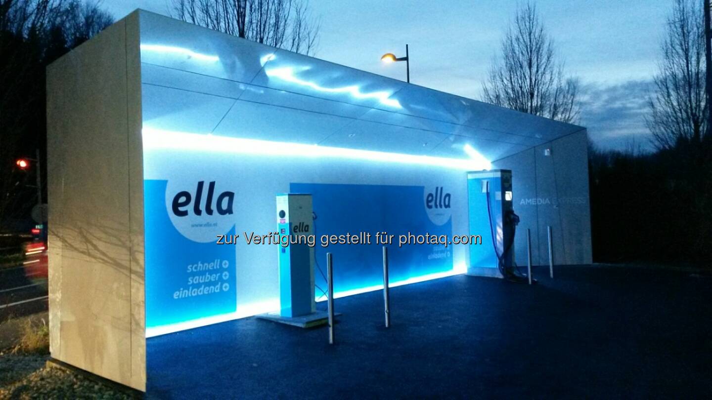 ELLA-Schnellladestation Sattledt geht ans Netz : Direkt an der A1 W.E.B-Grünstrom laden : Perfekter Standort am Verkehrshotspot A1 – Knoten Voralpenkreuz : Fotocredit: ELLA AG